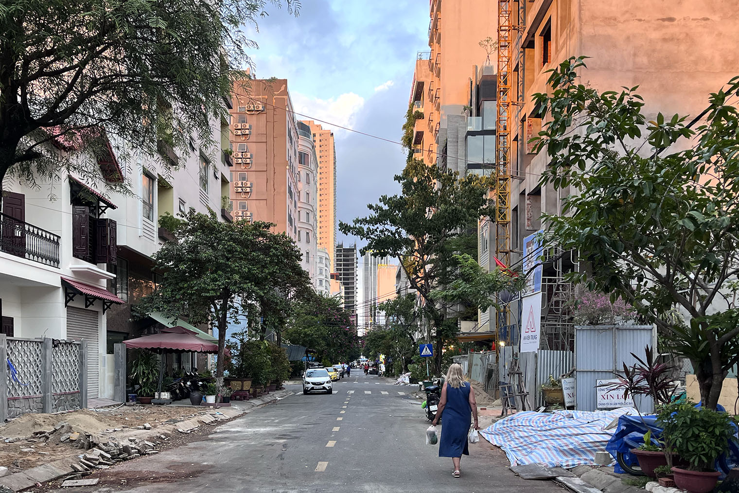 Это Дананг. Несмотря на не всегда чистые улицы, гулять там все же приятнее, чем в Ханое, где поток байков может снести тебя в любую секунду