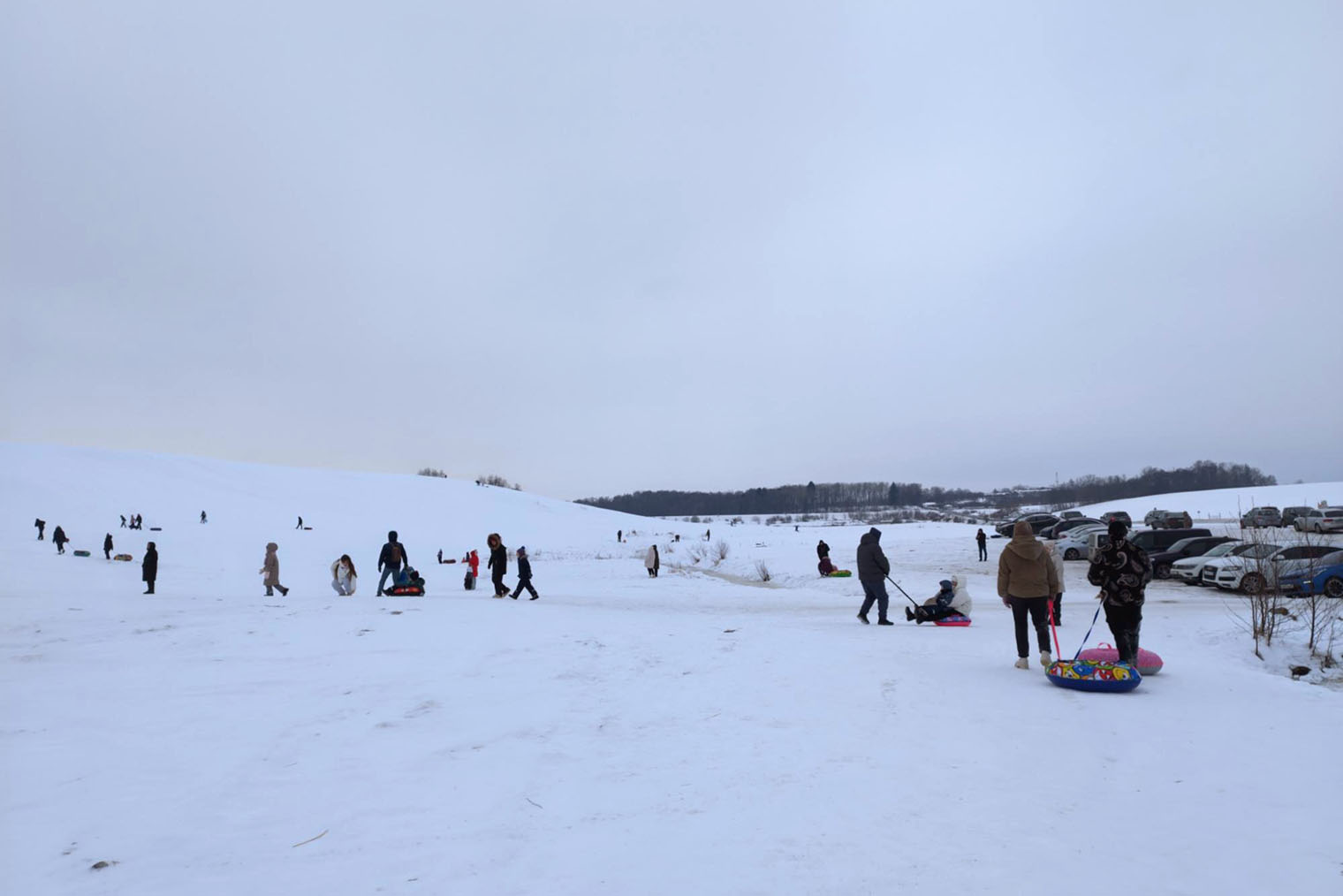 К обеду народу уже много