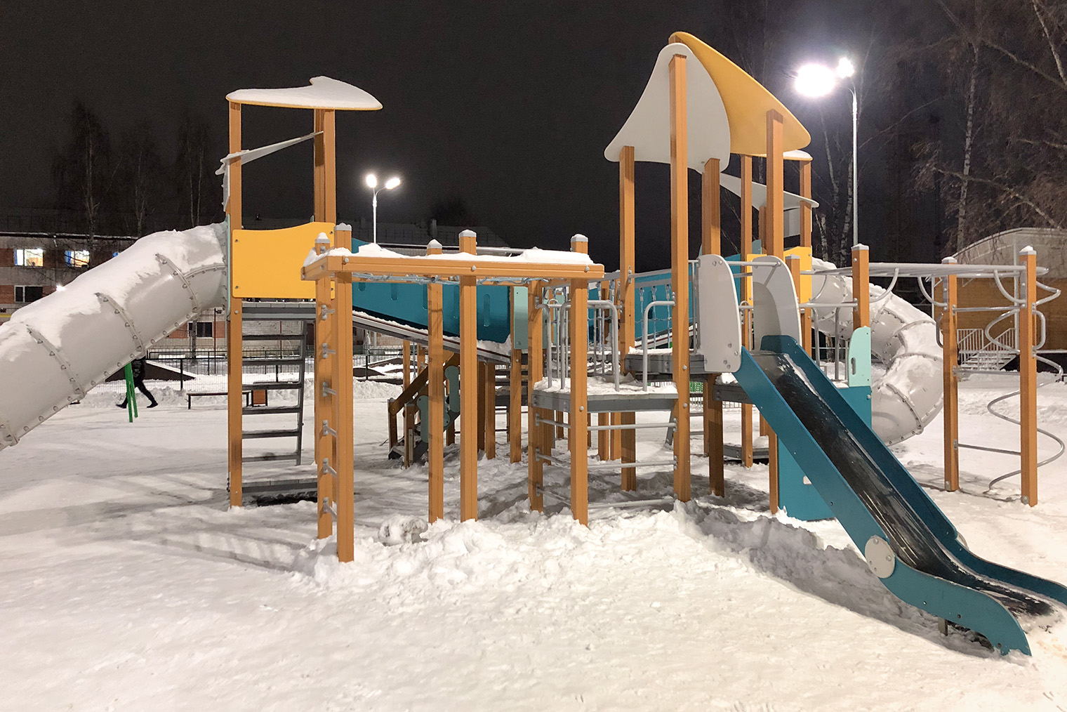 Большая и интересная для ребенка детская площадка