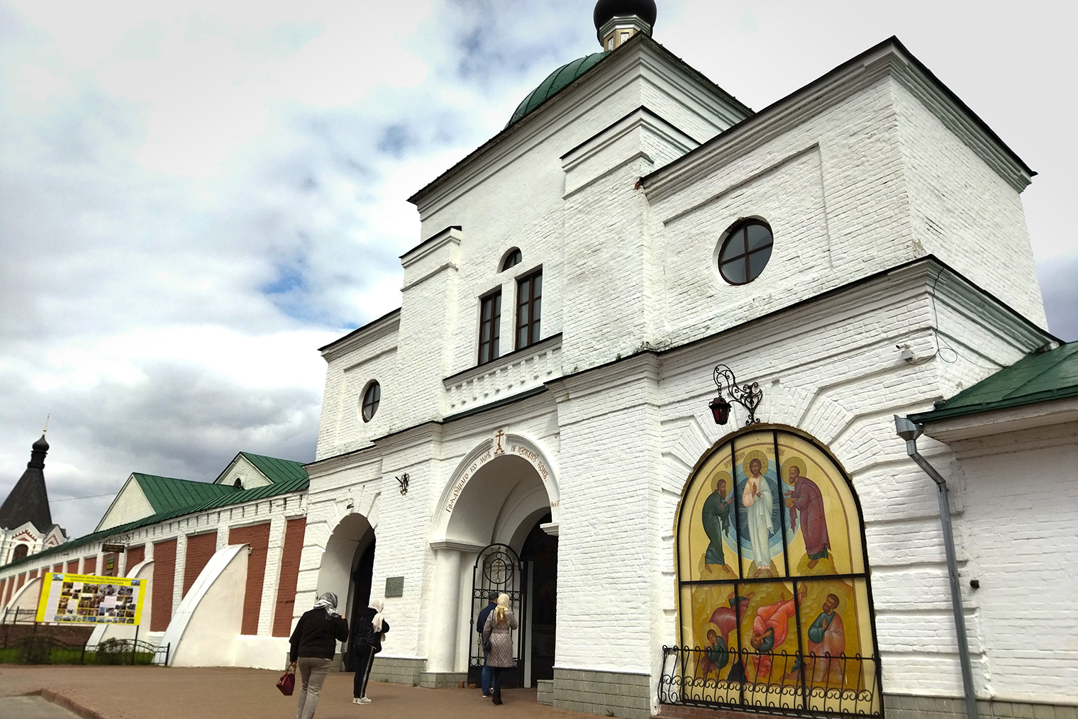 Вход в Спасо-Преображенский монастырь, где находится частица мощей Ильи Муромца