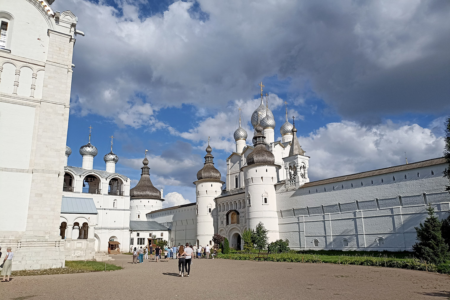 Вход в кремль через ворота под Воскресенской церковью