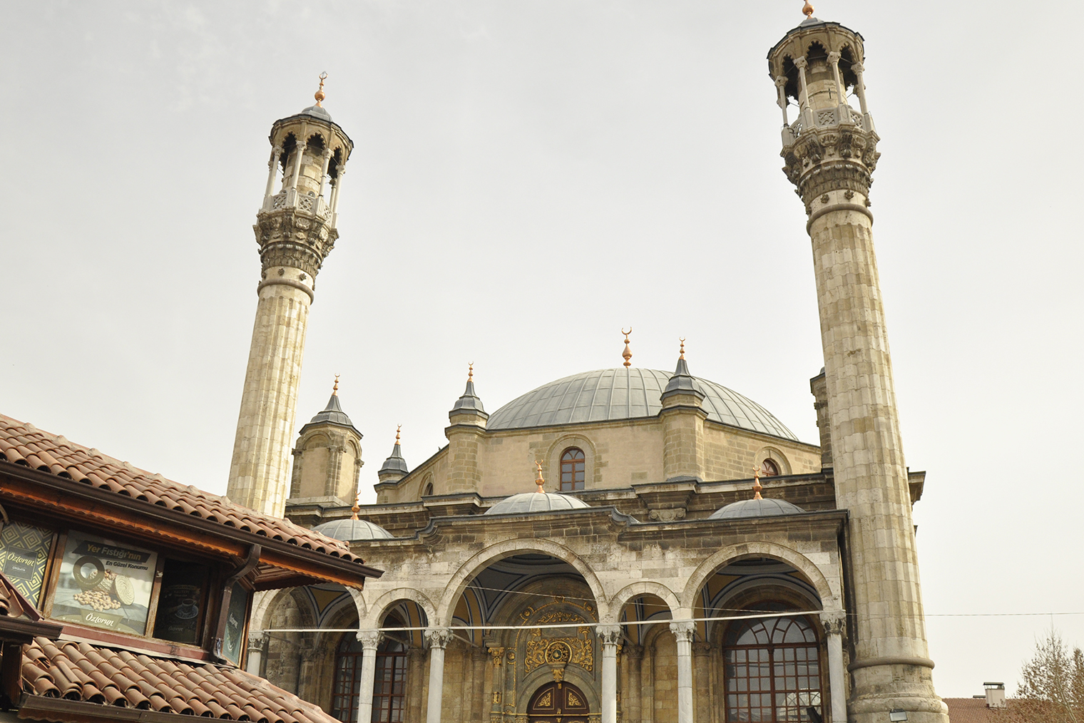 У мечети практически нет прилегающей площади — поймать ее целиком в объектив непросто