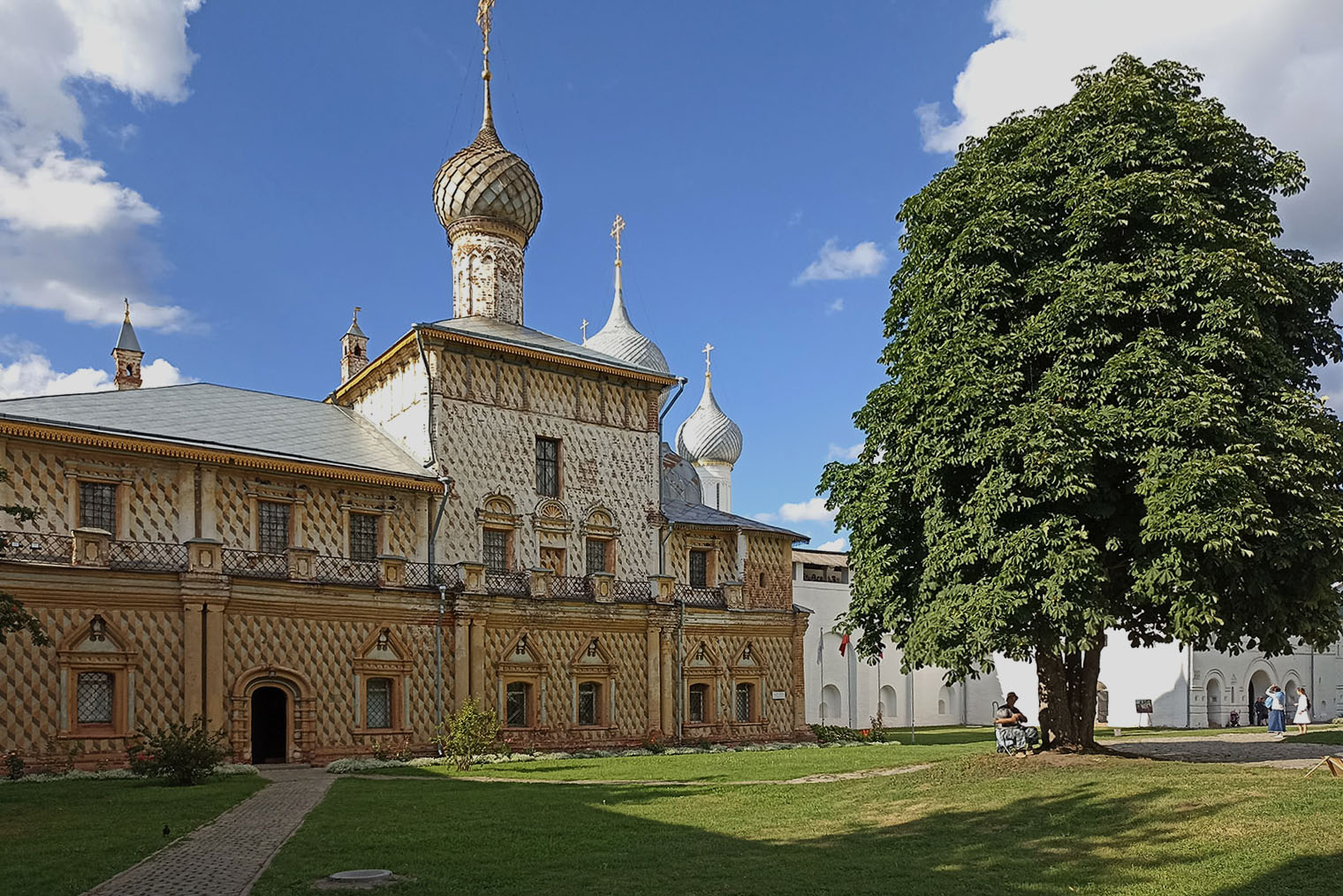 Одигитриевская церковь — одно из немногих зданий кремля не белого цвета. Стены выкрасили под бриллиантовый руст — создается впечатление, что они рельефные