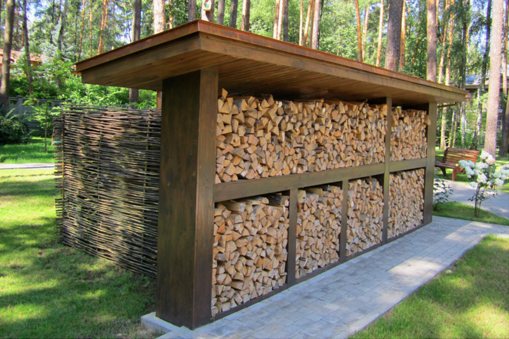 Компактная баня с дровяником для хозяйственного владельца в Зеленодольске
