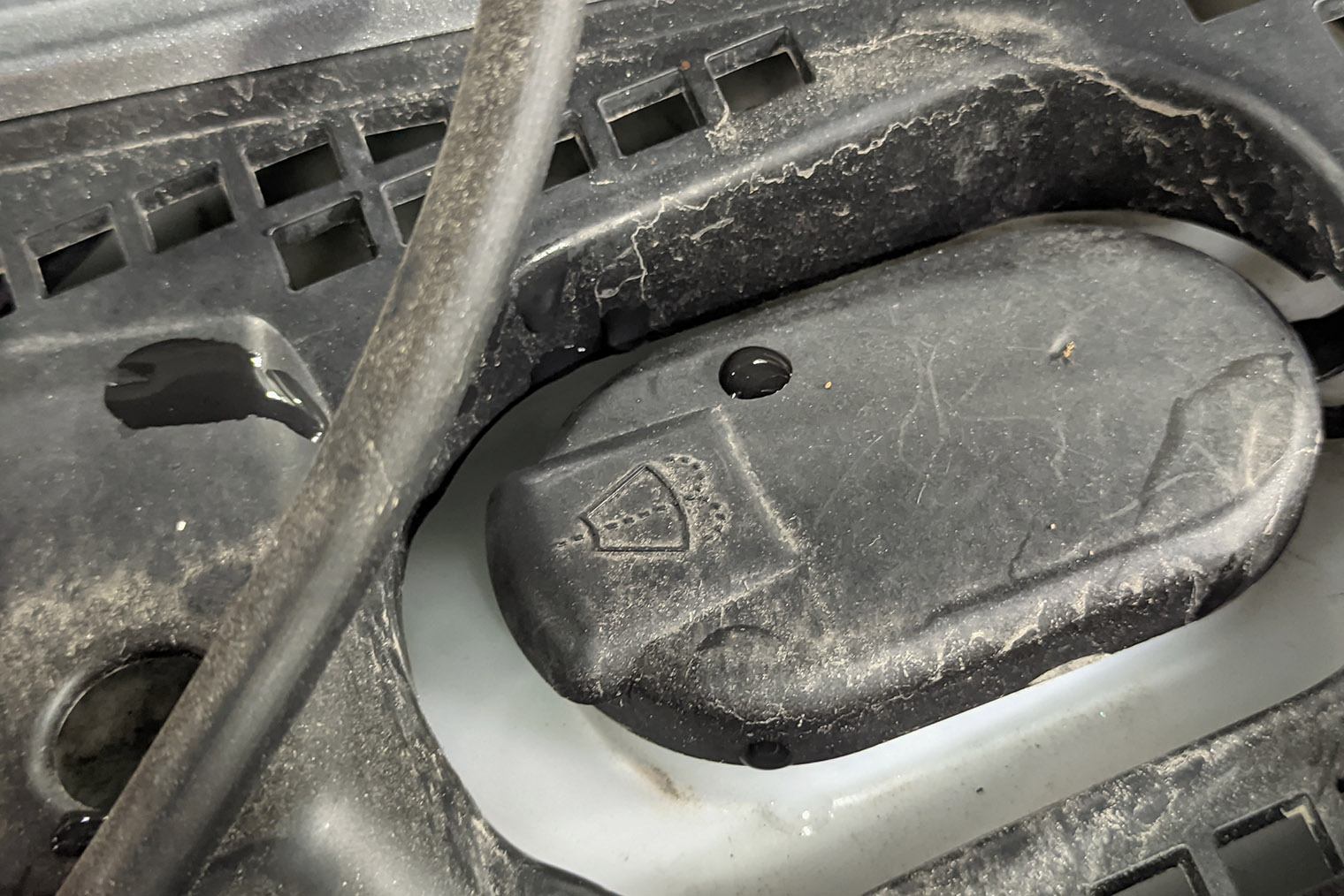 В Renault Duster крышка бачка омывателя черная. Ее расположили на жабо