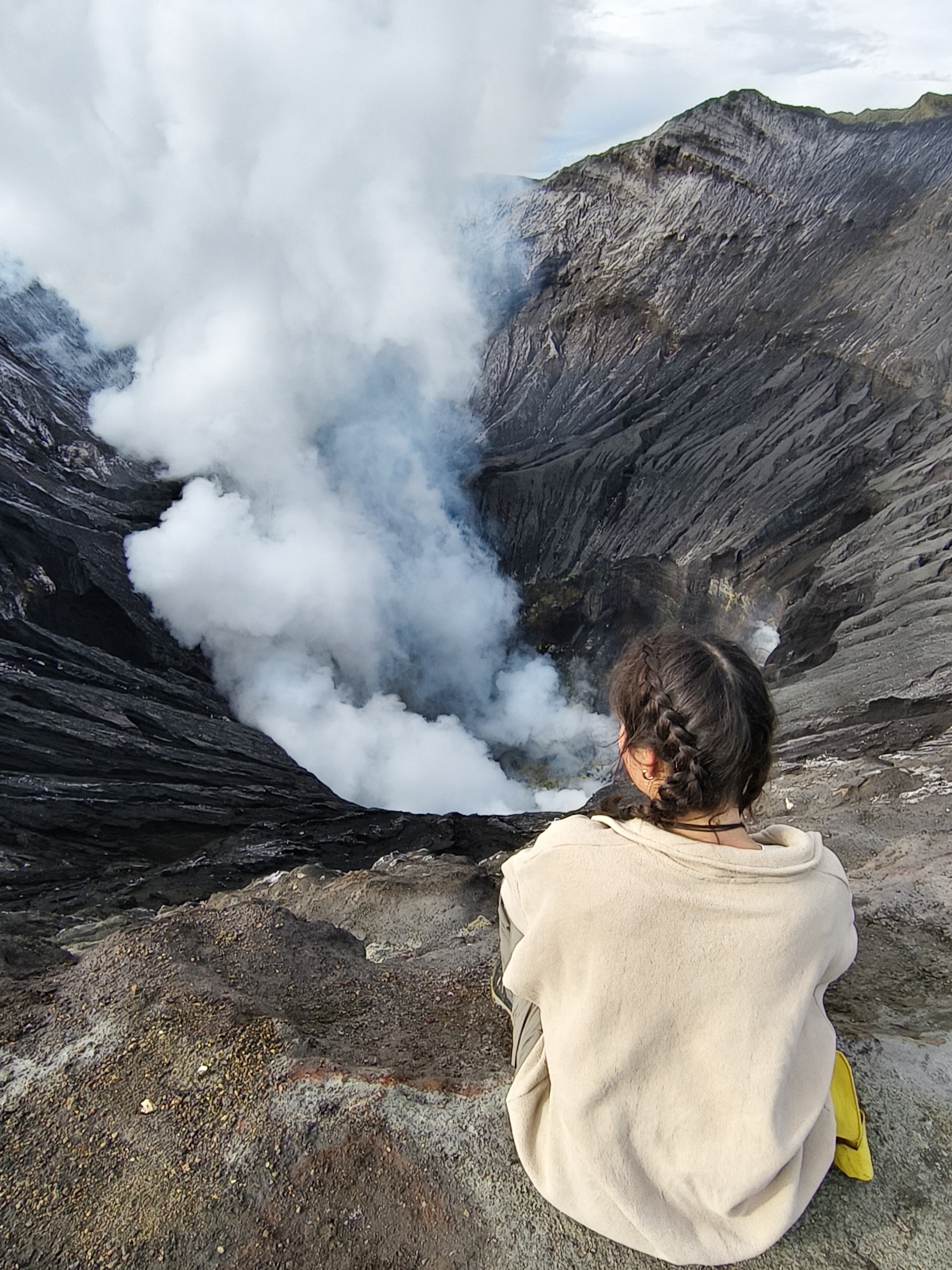 Я и дымящийся кратер Бромо