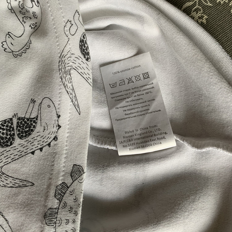 На вшитых ярлычках обычно указывают состав ткани, производителя и рекомендации по уходу, которые помогут носить одежду как можно дольше