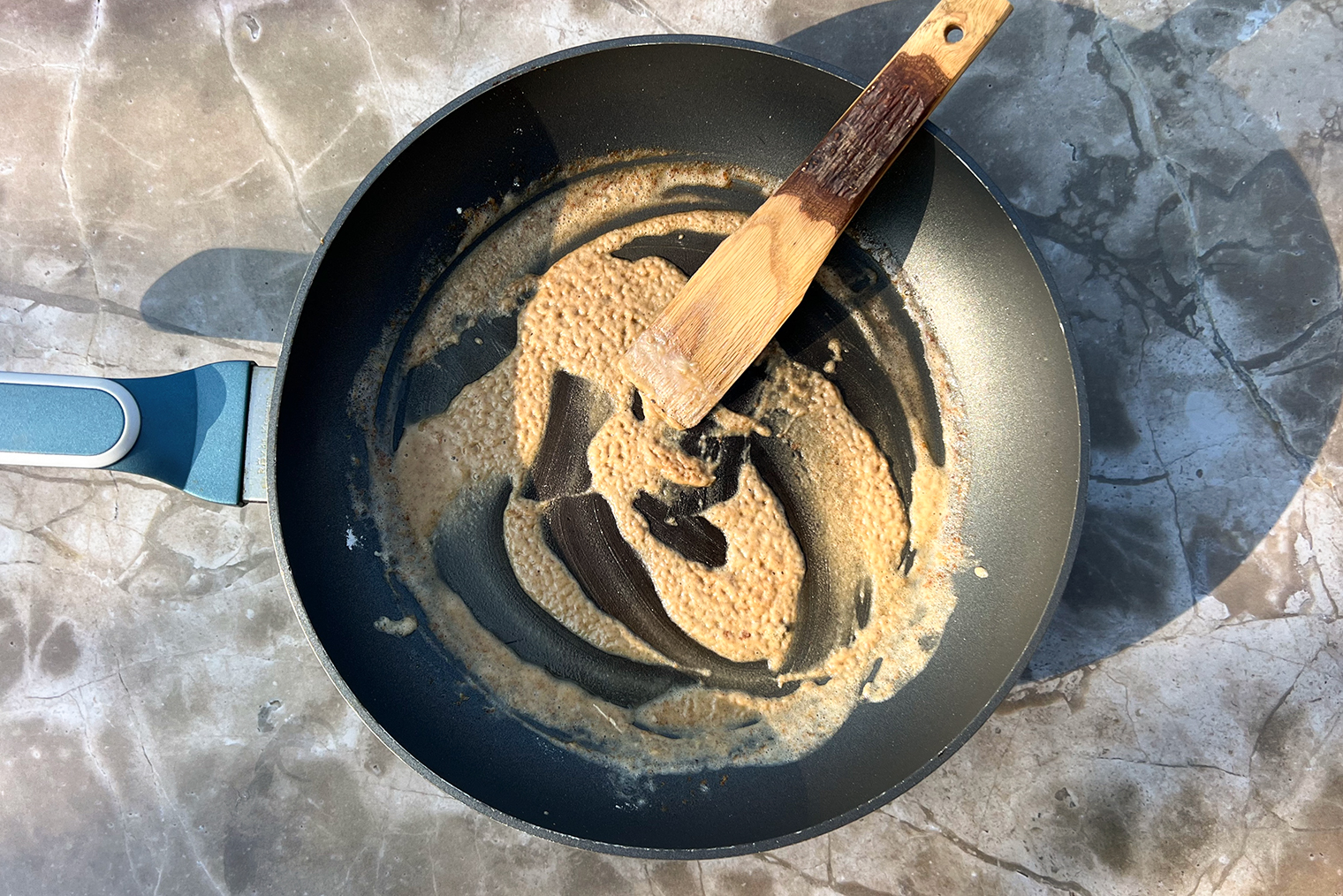 Обжаривайте муку до такого цвета. Подгоревшая смесь испортит вкус блюда