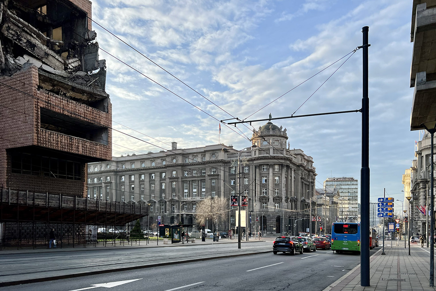 Разрушенное здание слева оставили как память о бомбардировках НАТО в 1999 году