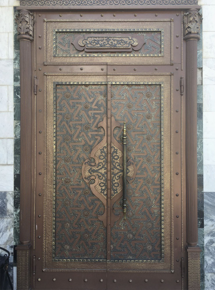 Двери на входе в молельный зал для мужчин — словно обложка Корана