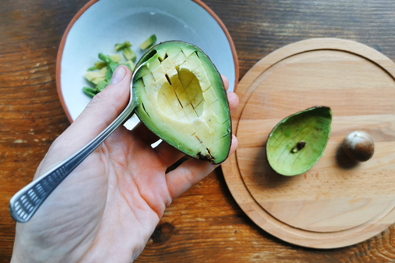 Если авокадо очень мягкое, можно не резать его, а сразу выскрести мякоть ложкой в тарелку