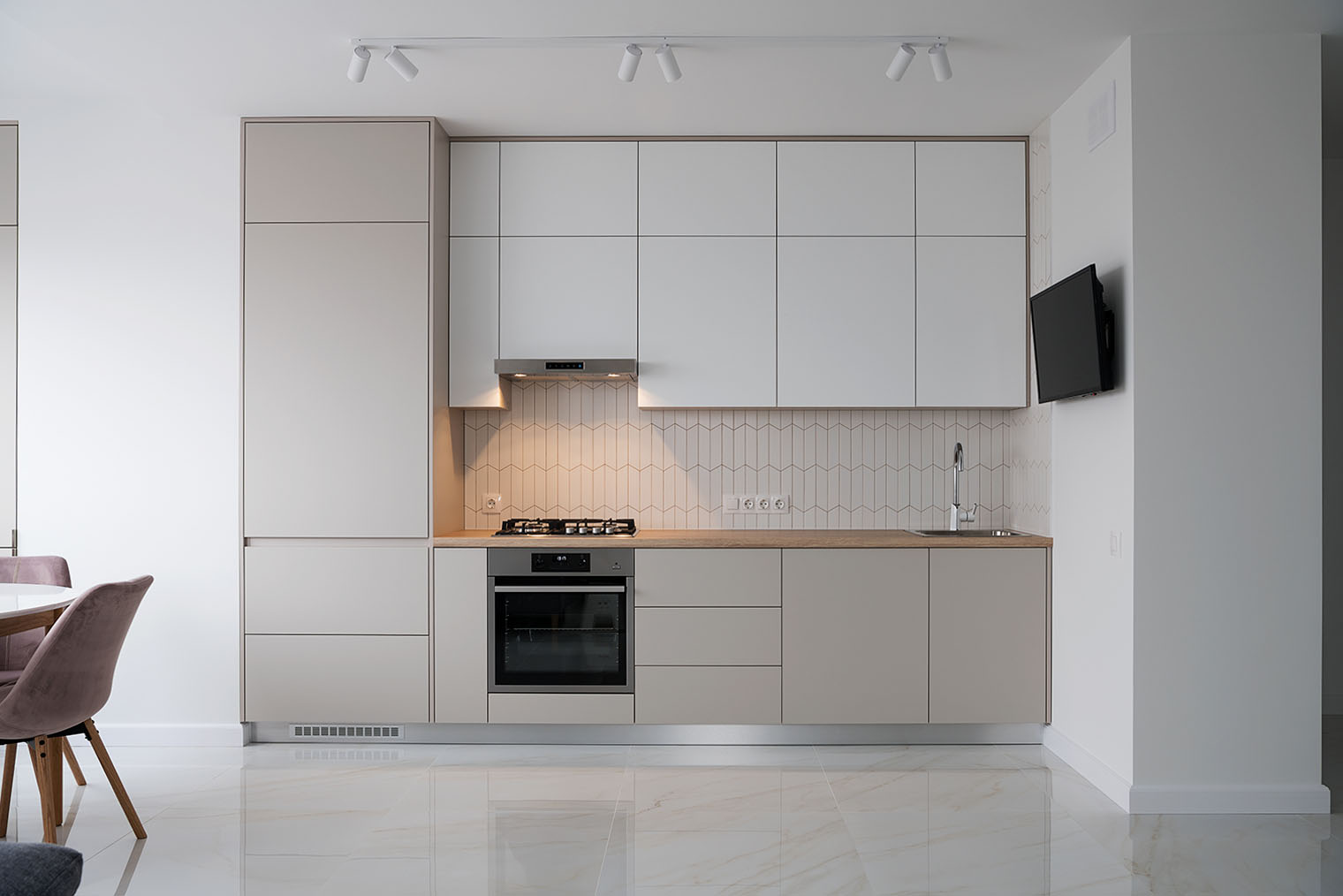 Современная кухня: уклон в минимализм, гладкие фасады со скрытыми ручками, сочетание дерева с оттенками серого и высокие верхние шкафы. Фотография: nelea33 / Shutterstock