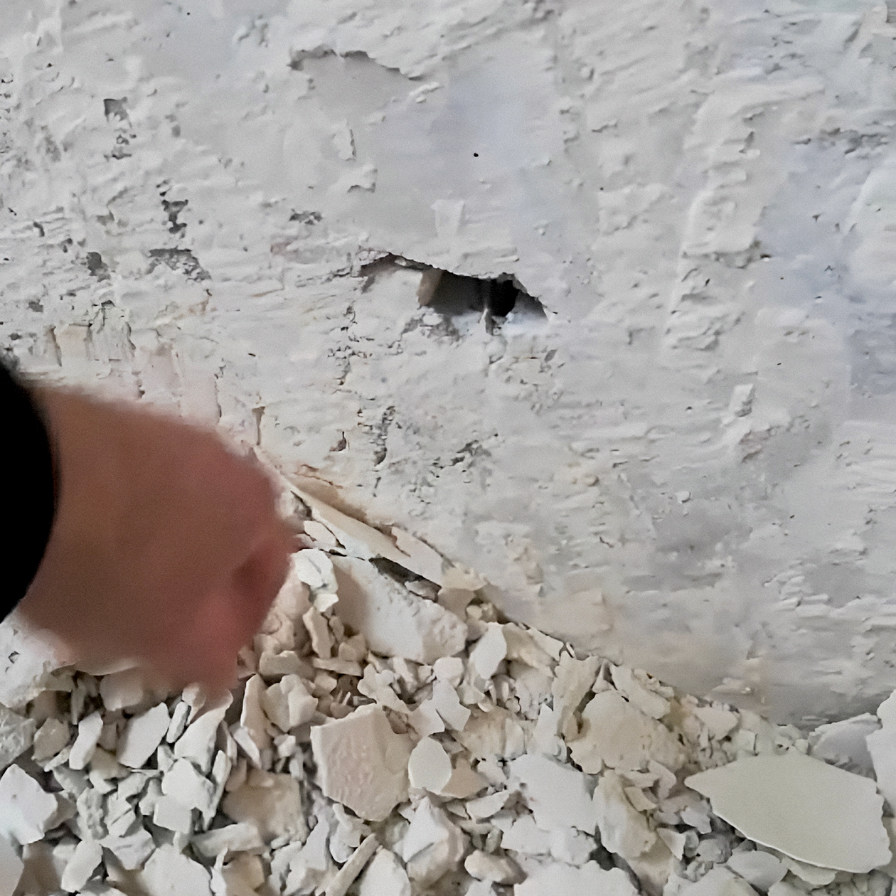 Вот такая дыра была в стене под штукатуркой