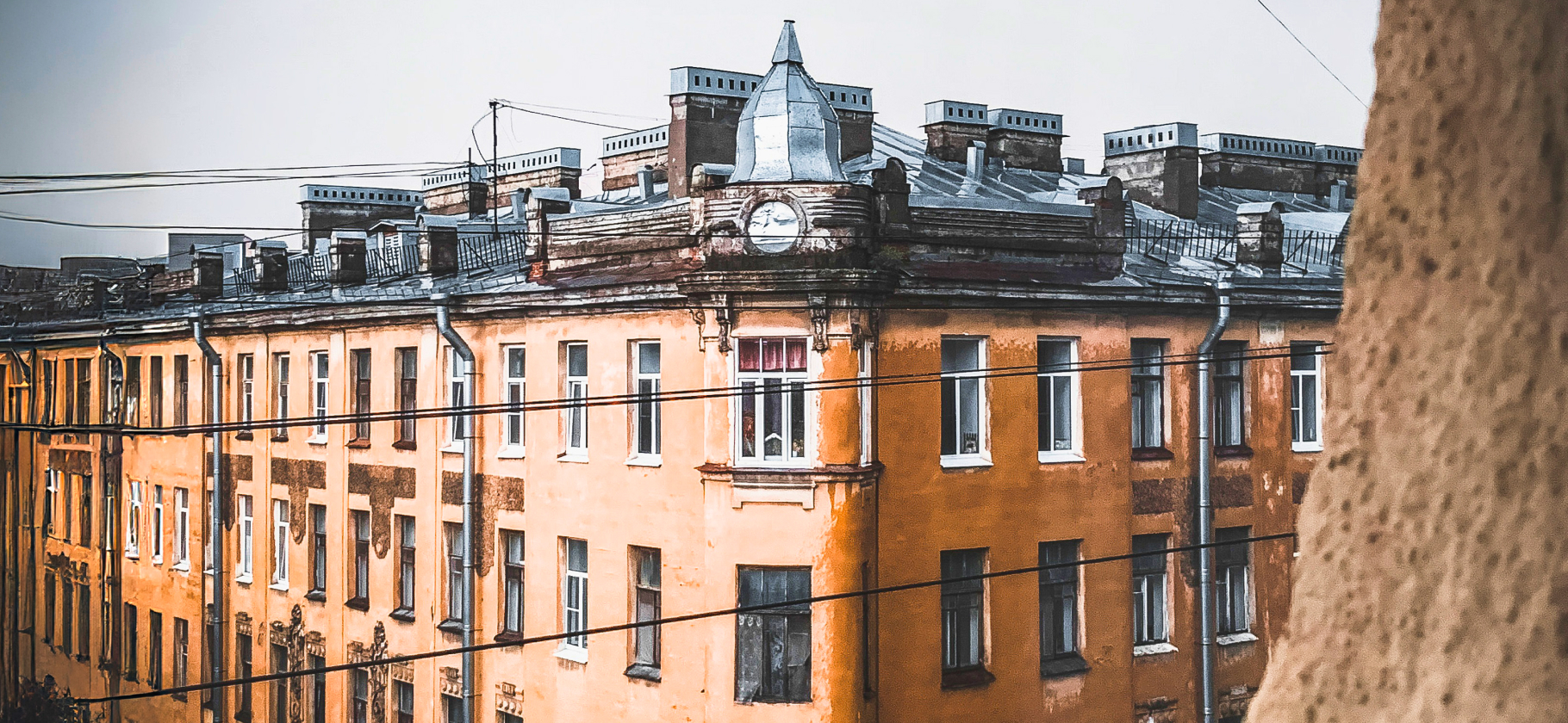 Дворы-колодцы, каналы и нарядные парадные: 4 фото­альбома из Петер­бурга