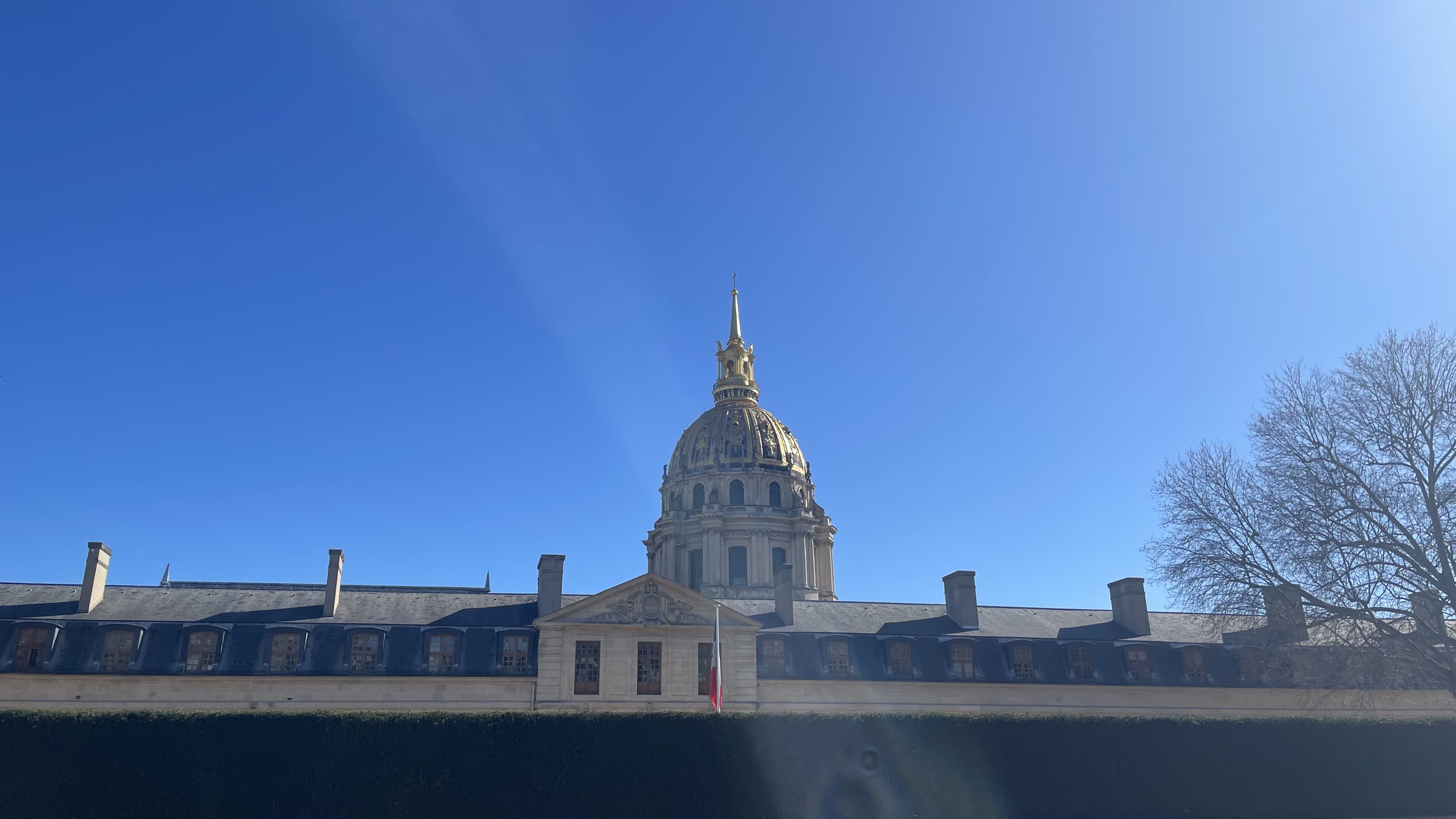 По дороге — купол самого главного здания Les Invalides. Купол покрыт настоящим золотом.