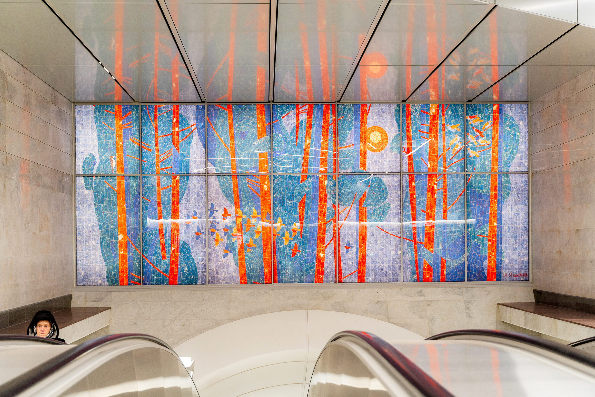 Над эскалаторами — панно, навеянное мотивами северной природы