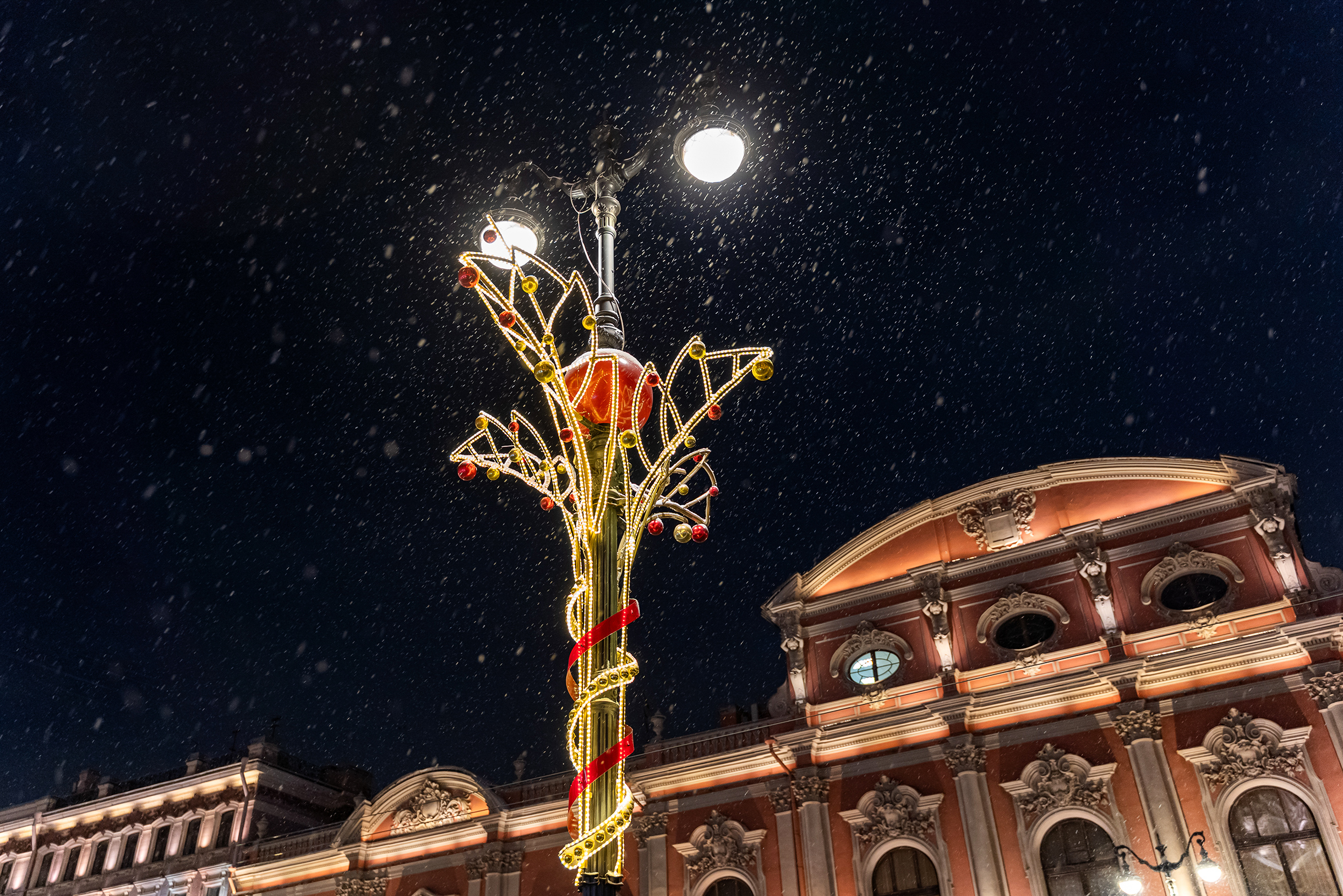 Украшения в имперском стиле впервые появились в 2021 году, тогда Петербург готовился праздновать 350-летний юбилей Петра Первого