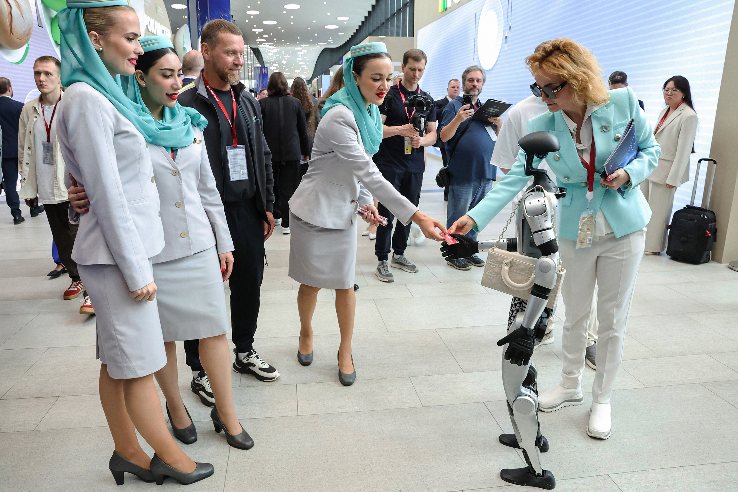 Робот-помощник Володя прогуливается по площадке форума и здоровается за руку с гостями. Фотография: Роман Наумов / URA.RU / ТАСС