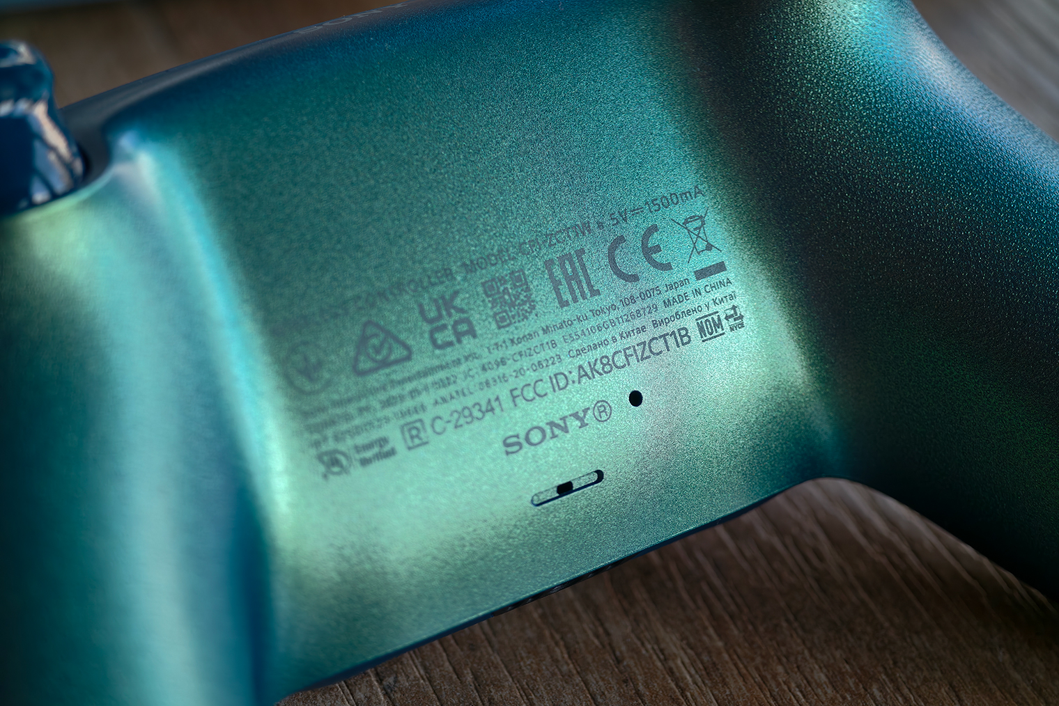 У оригинального DualSense все надписи нанесены прямо на корпус. Серийный номер — код из 17 букв и цифр в конце третьей строчки снизу, рядом с Made in China