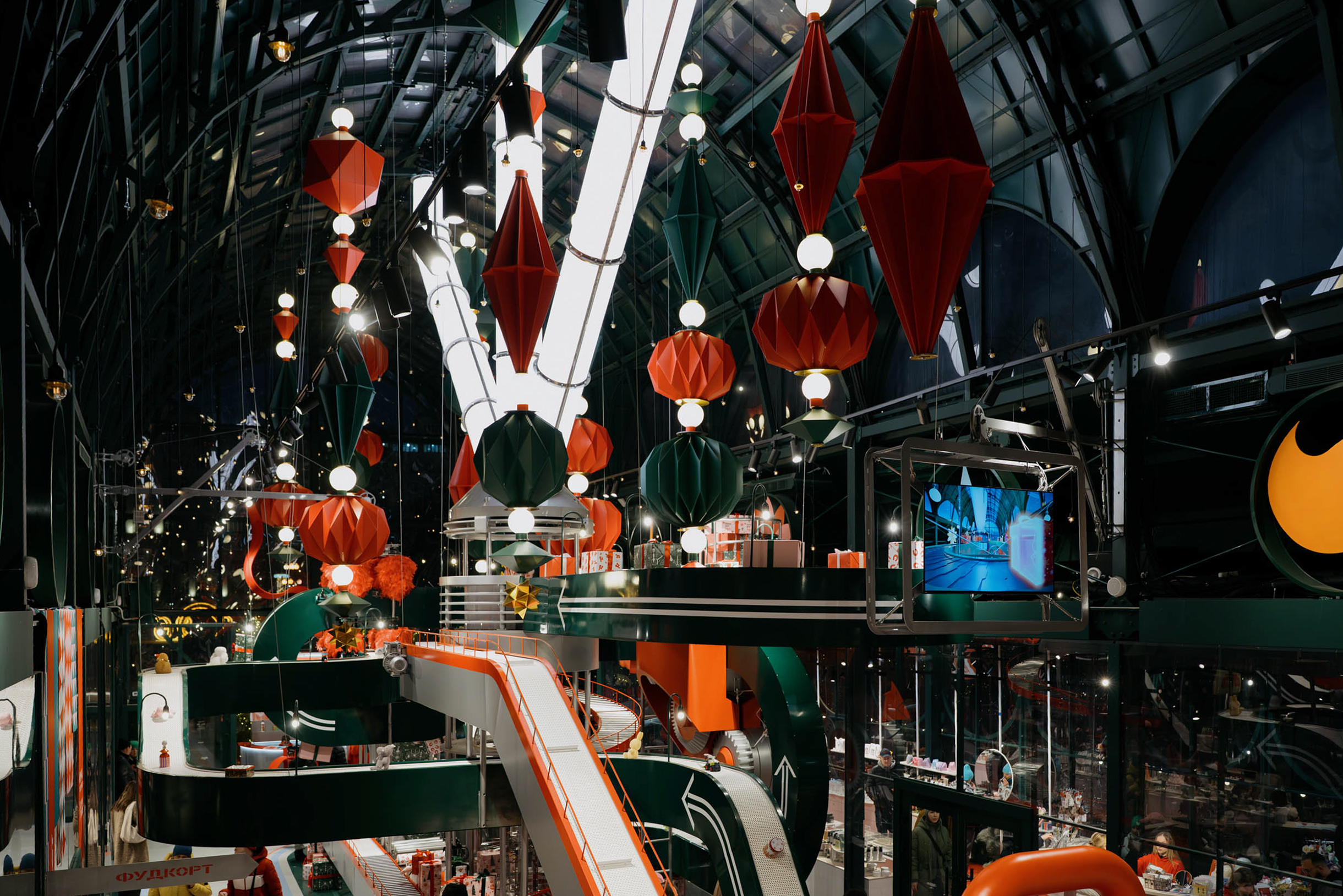 При покупке от 4 000 ₽ гостям бесплатно упаковывают товар в новогоднюю бумагу. Он символично проходит путь по подарочному конвейеру, после чего его отдают покупателю. Чтобы отправить приобретенную вещь на конвейер, нужно подойти к специальной кассе и показать чек