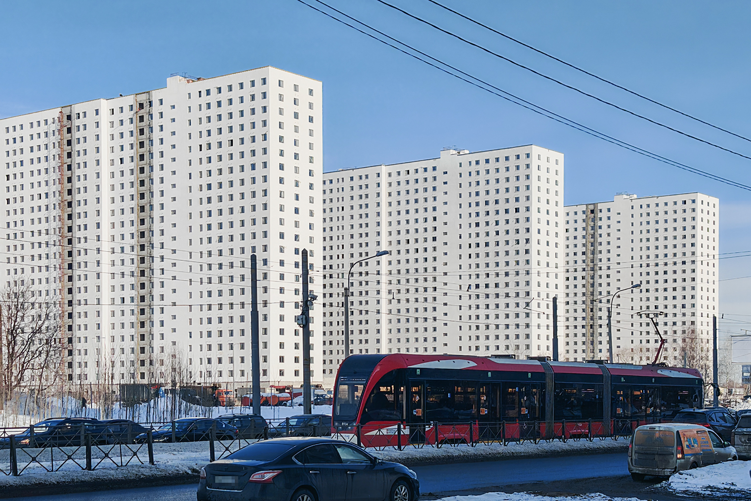 Двигаюсь к станции и наслаждаюсь строящимся рядом доступным жильем. Вот эти эстетичные монолиты