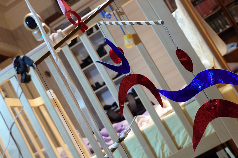 Ребенка кладем на детский коврик на пеленку, над ним вешаем человечков, которых жена вырезала из бумаги