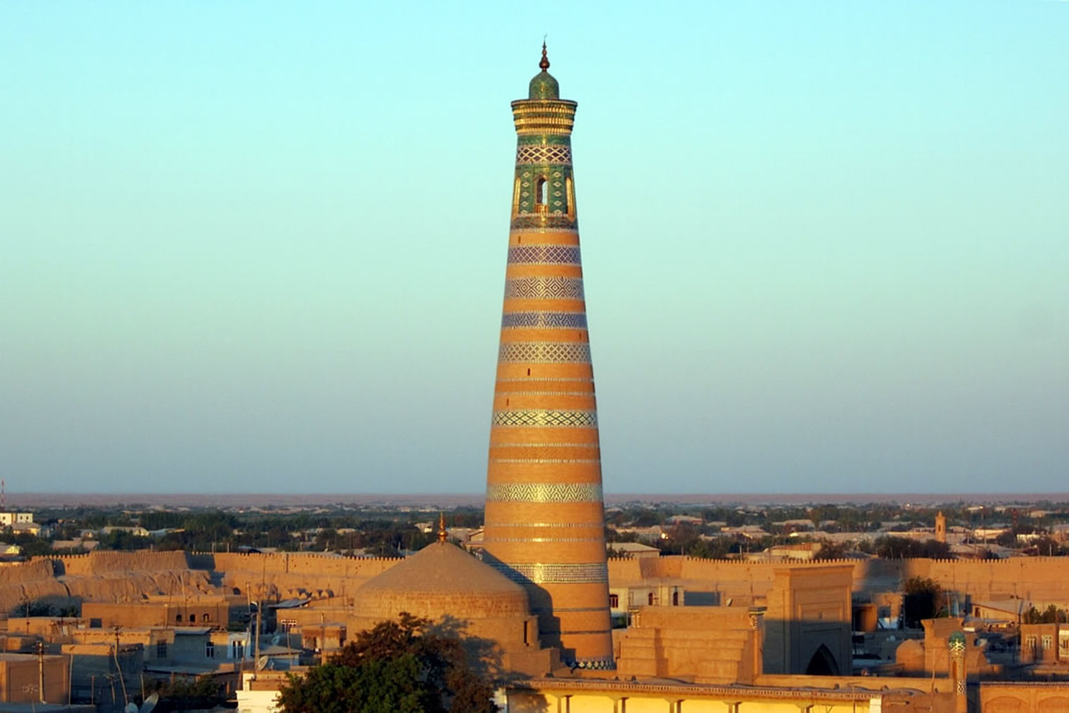 Минарет Ислам-Ходжа — один из самых высоких в Средней Азии. Фотография: David Stanley / Wikimedia