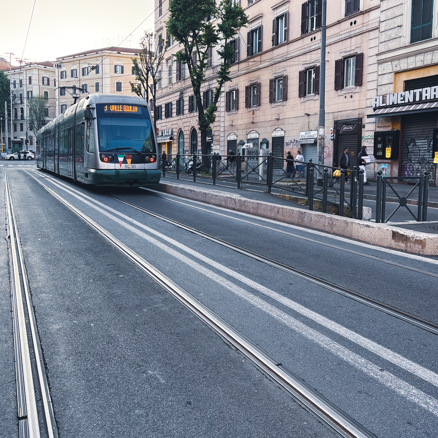 В первый день мы ехали мимо Колизея на трамвае примерно в 11:00. Обратили внимание, что людей в это время уже не просто много, а очень много