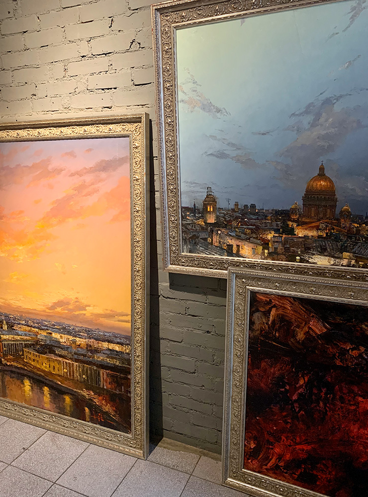 В «Артмузе» находится галерея художника Романа Ляпина, его картины иногда стоят прямо в коридоре
