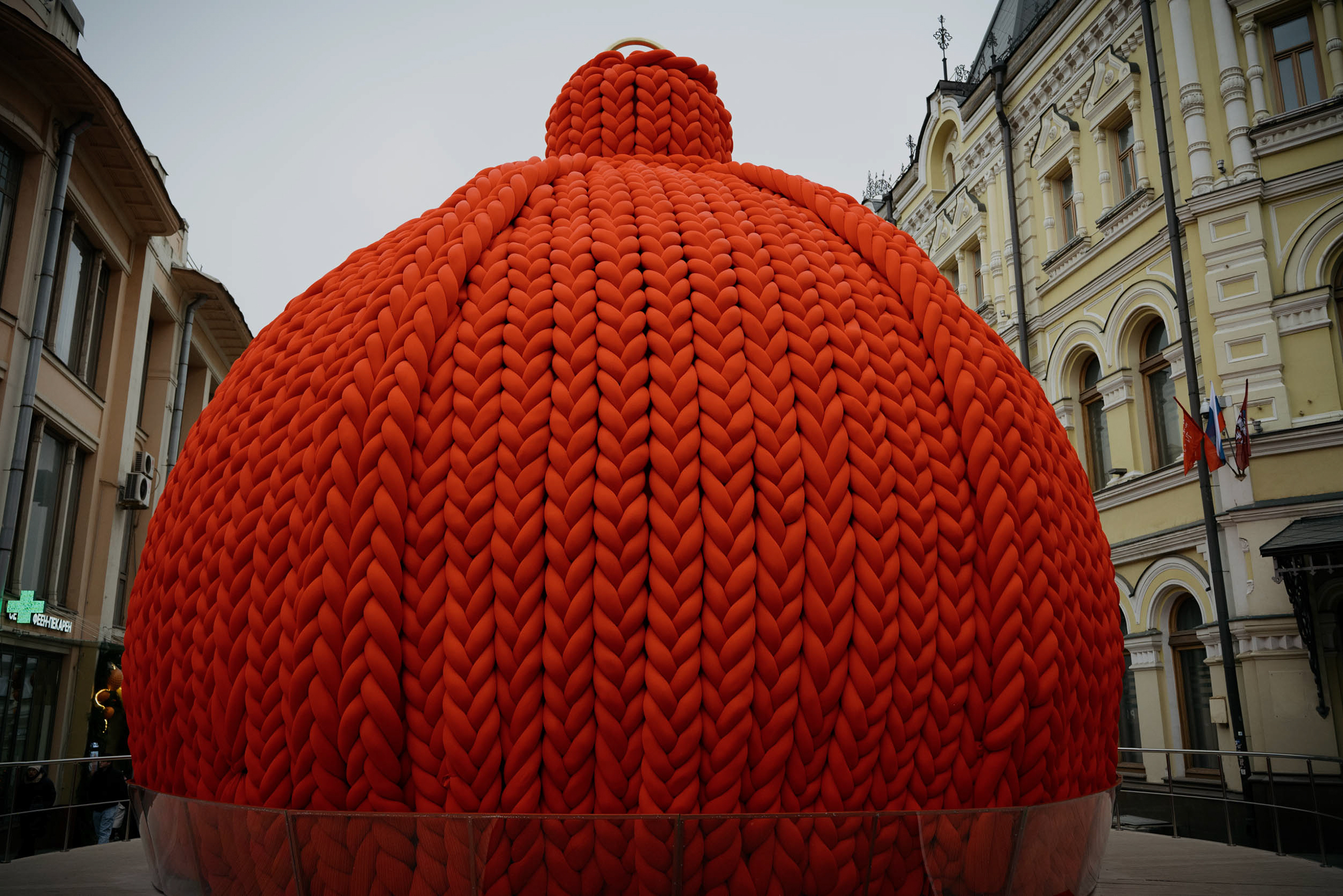 Обивка шара мягкая — многие подходят потрогать и погладить