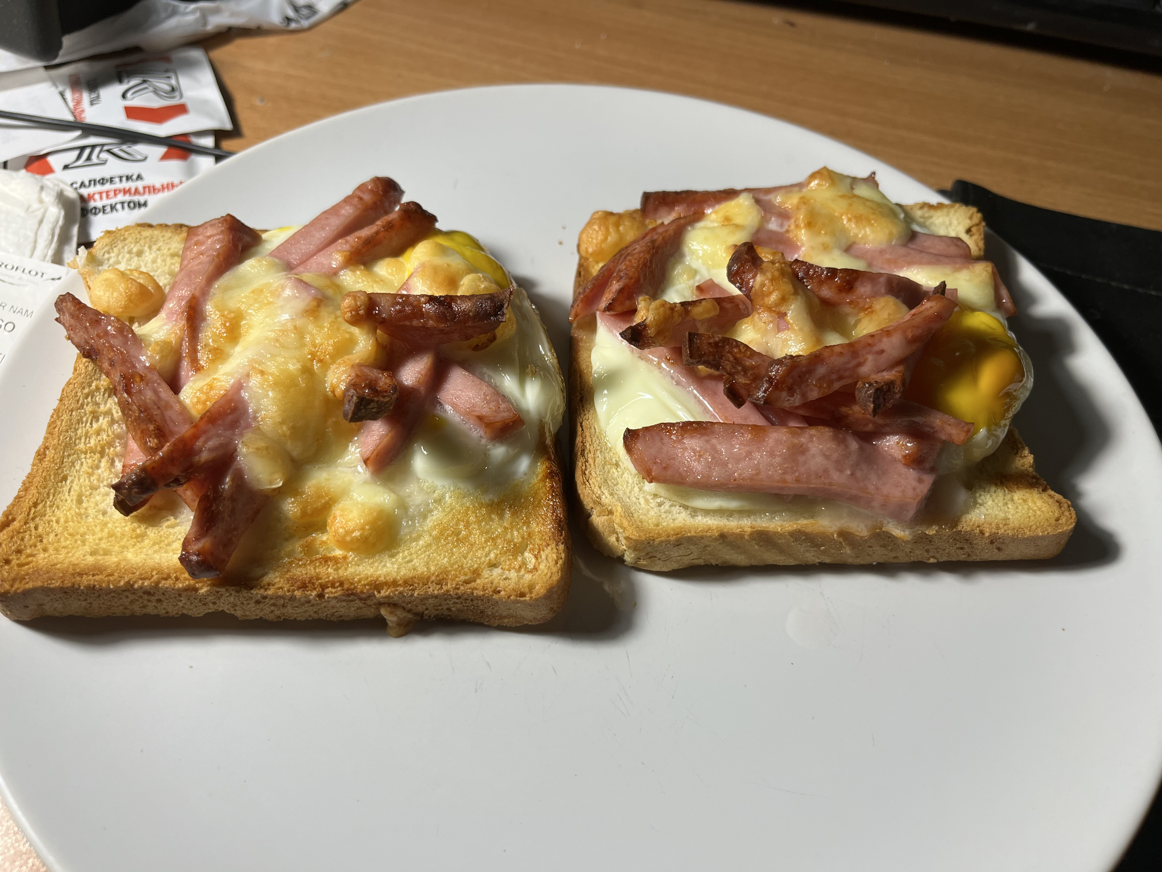 Вот вариант с яйцом. Следите чтобы начинка полностью покрывала хлеб, тут края выглядят красиво, но пересушены в сухарь