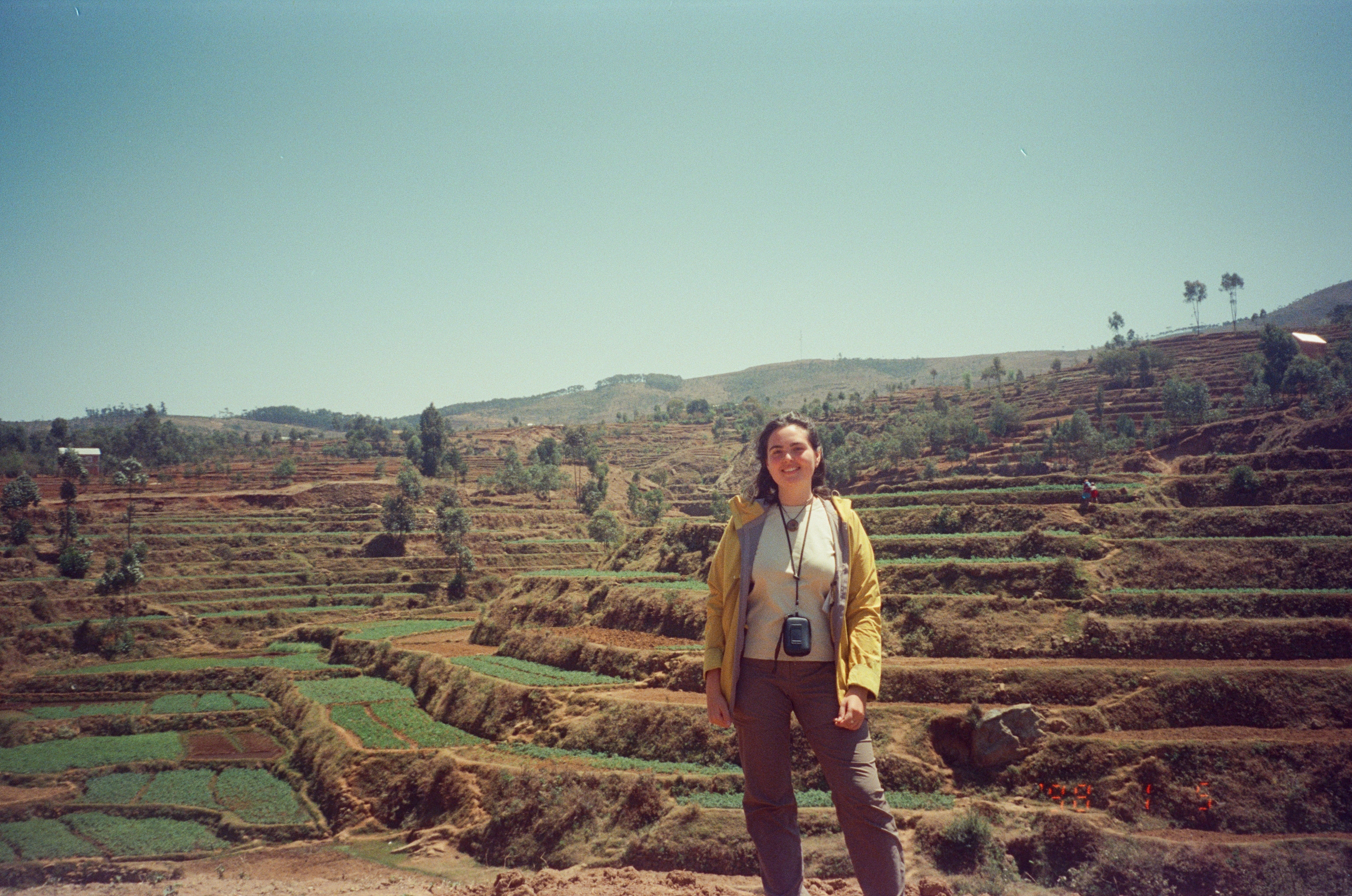 Малагасийцы в основном живут сельским хозяйством. Основная культура, которую они выращивают, и, соответственно, основной рацион — рис. Кроме риса, выращивают также маниоку, кукурузу, сладкий картофель и томаты. На фото — я на фоне сельскохозяйственных террас