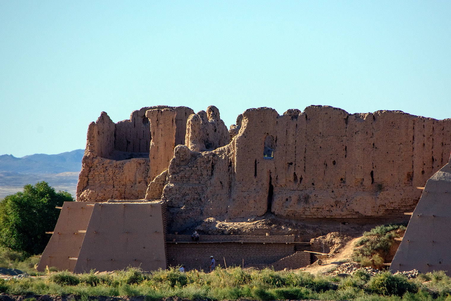 Отреставрированная Кызыл-Кала позволяет понять, как хорезмийские крепости выглядели в древности. Фотография: Bruce Allardice / Wikimedia