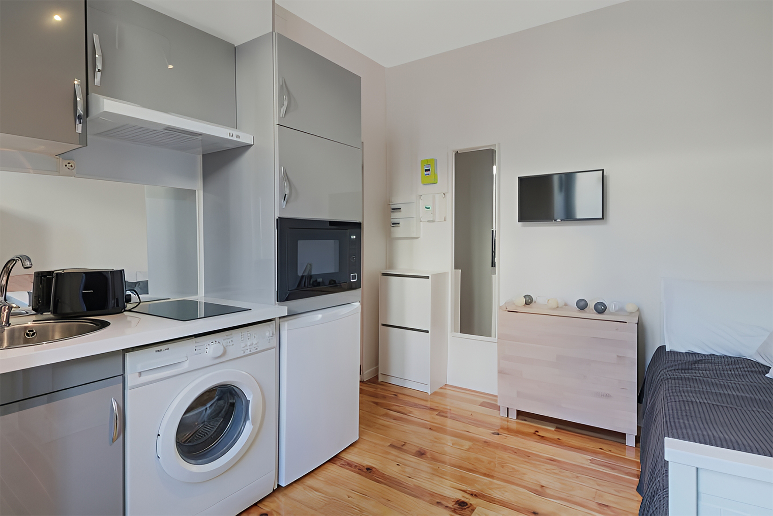 Та самая квартира 10 м², которая собрала 750 откликов за неделю. Она в 10-м округе Парижа. Ее предлагали за 610 € ( ₽), из которых 414 € ( ₽) — арендная плата, 60 € ( ₽) — коммунальные расходы, а 136 € ( ₽) — надбавка. © beanstock.com