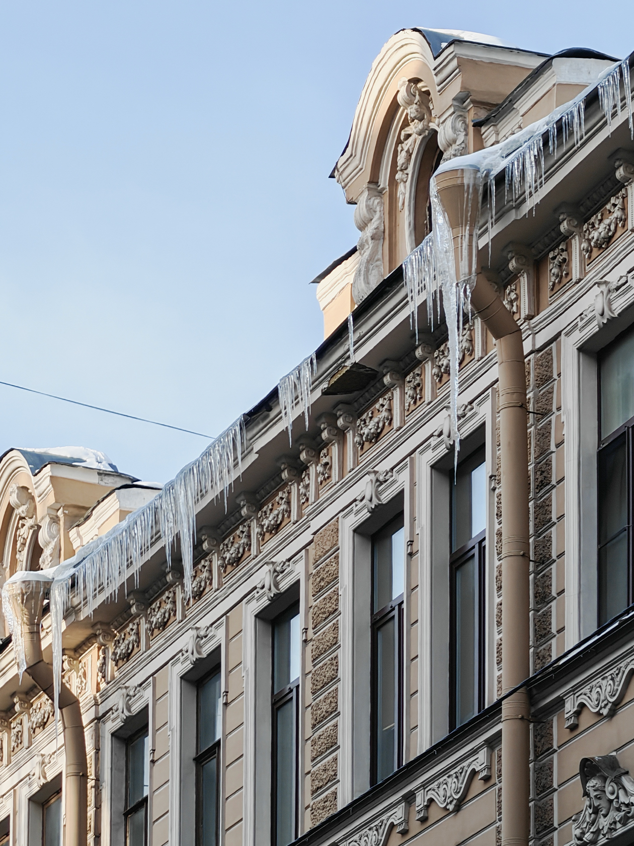 На карнизе еще есть сосульки