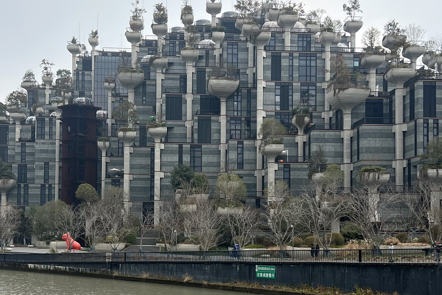 Вид на комплекс с набережной