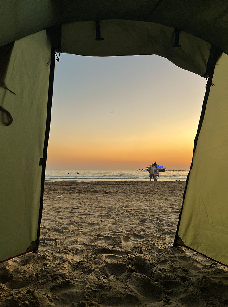 Мы разбивали тент от палатки для защиты от солнца, но в ней можно остаться на всю ночь