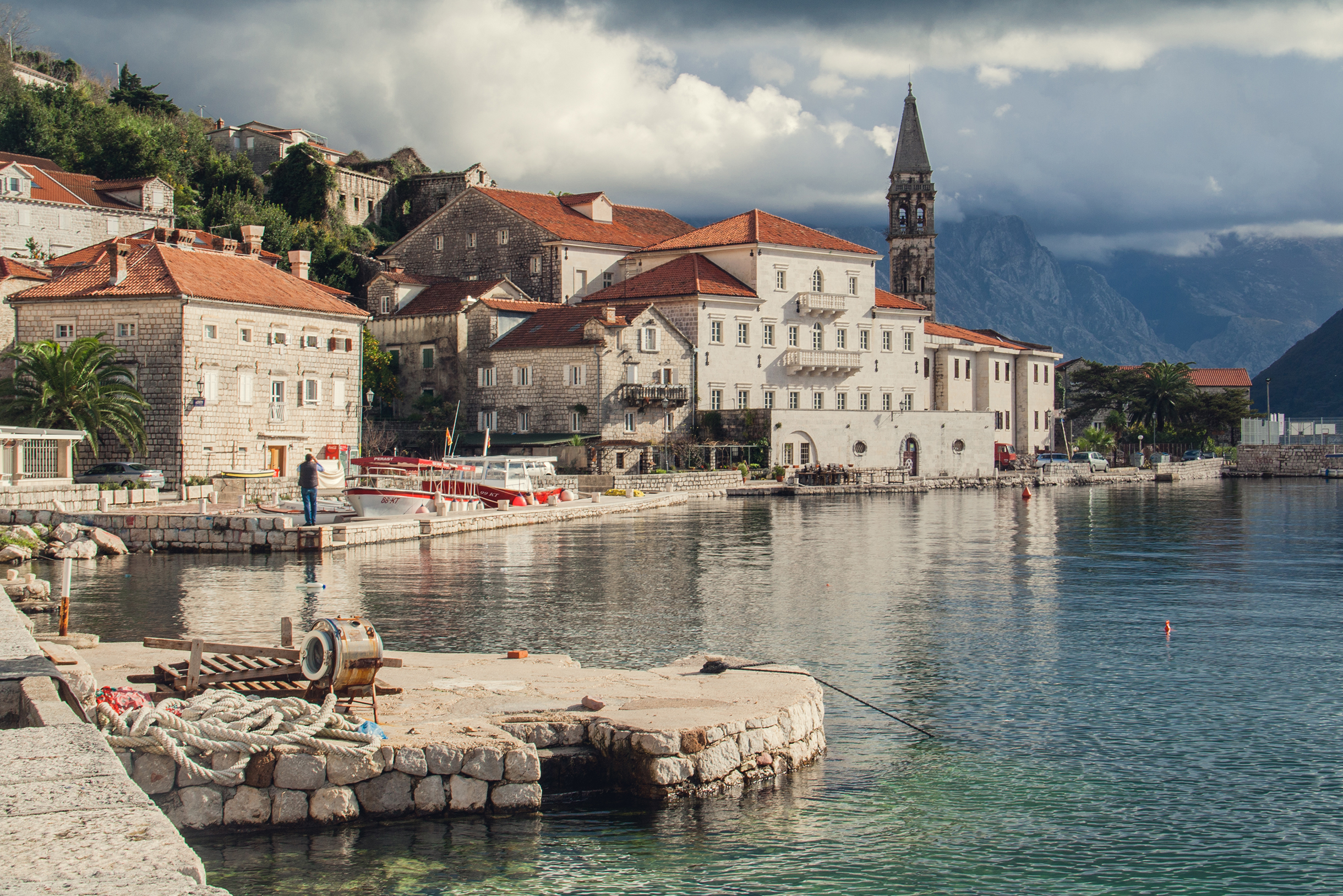 Ресторанчики на набережной так и манили остановиться в них на обед