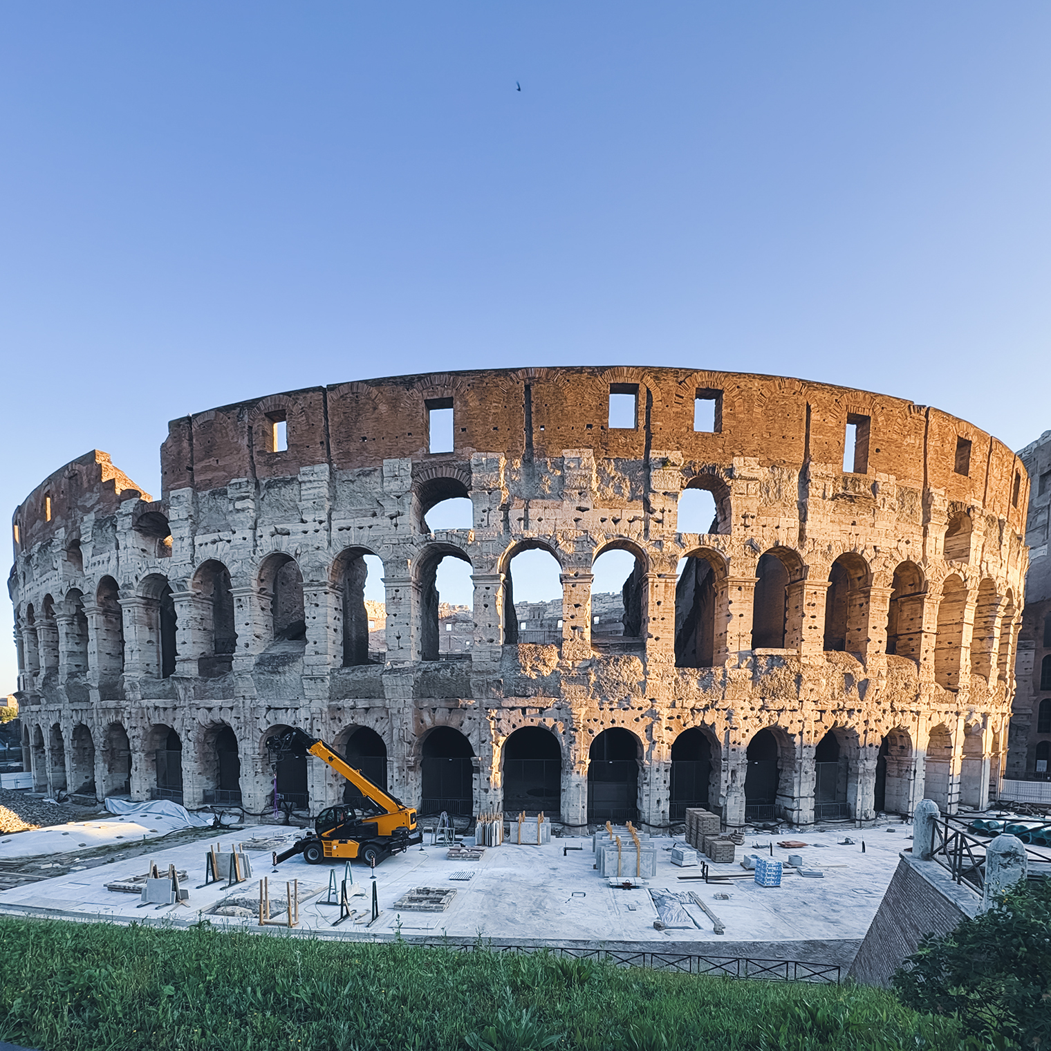 Посмотрели Колизей в 08:00 на следующий день, под красивым светом