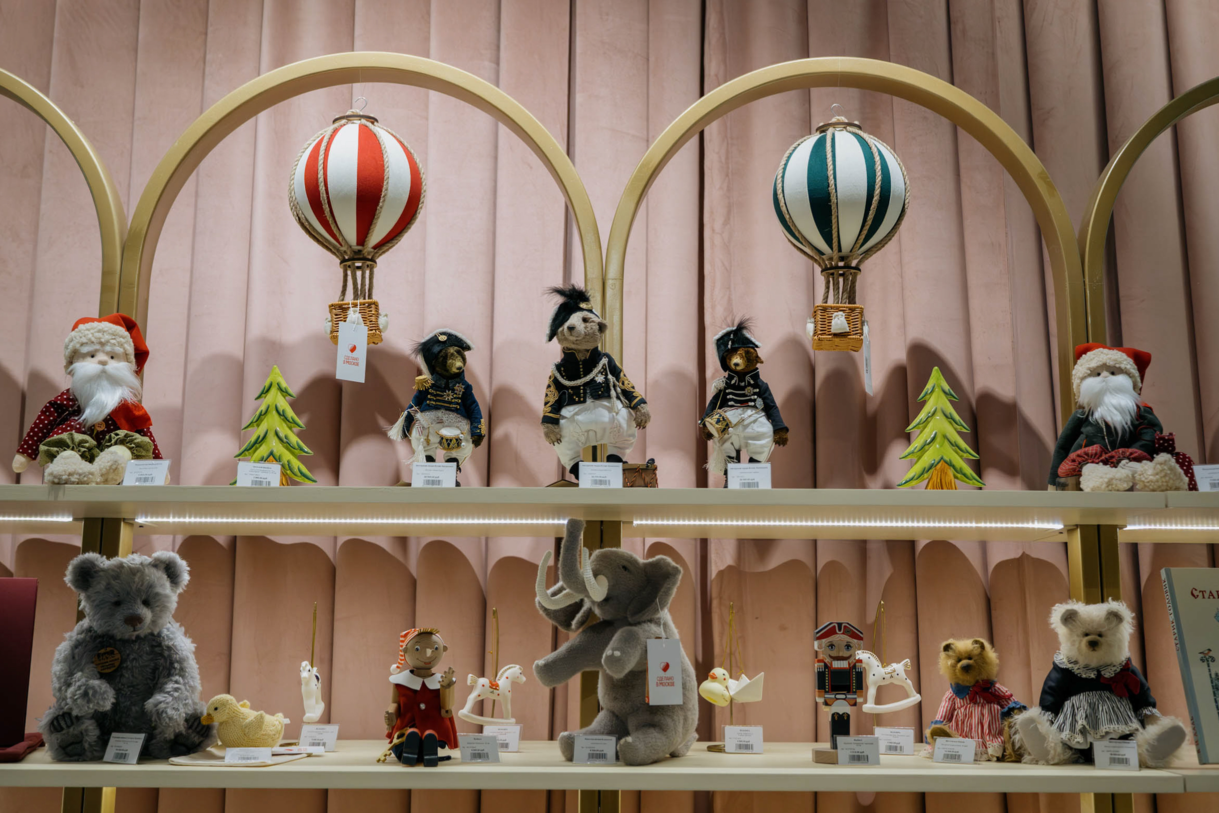 Внутри «шара» продают зимние аксессуары для детей разных возрастов