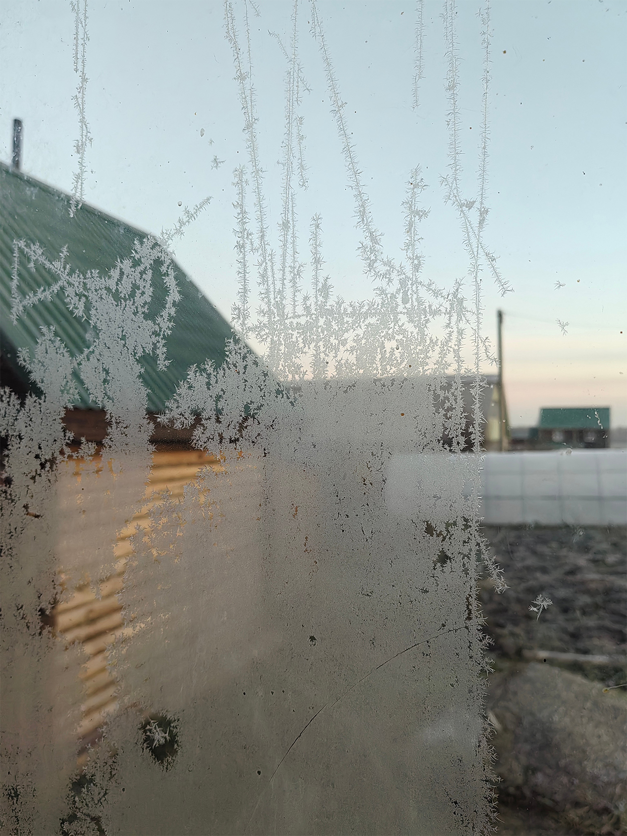 Иней на стекле. За окном −5 °C