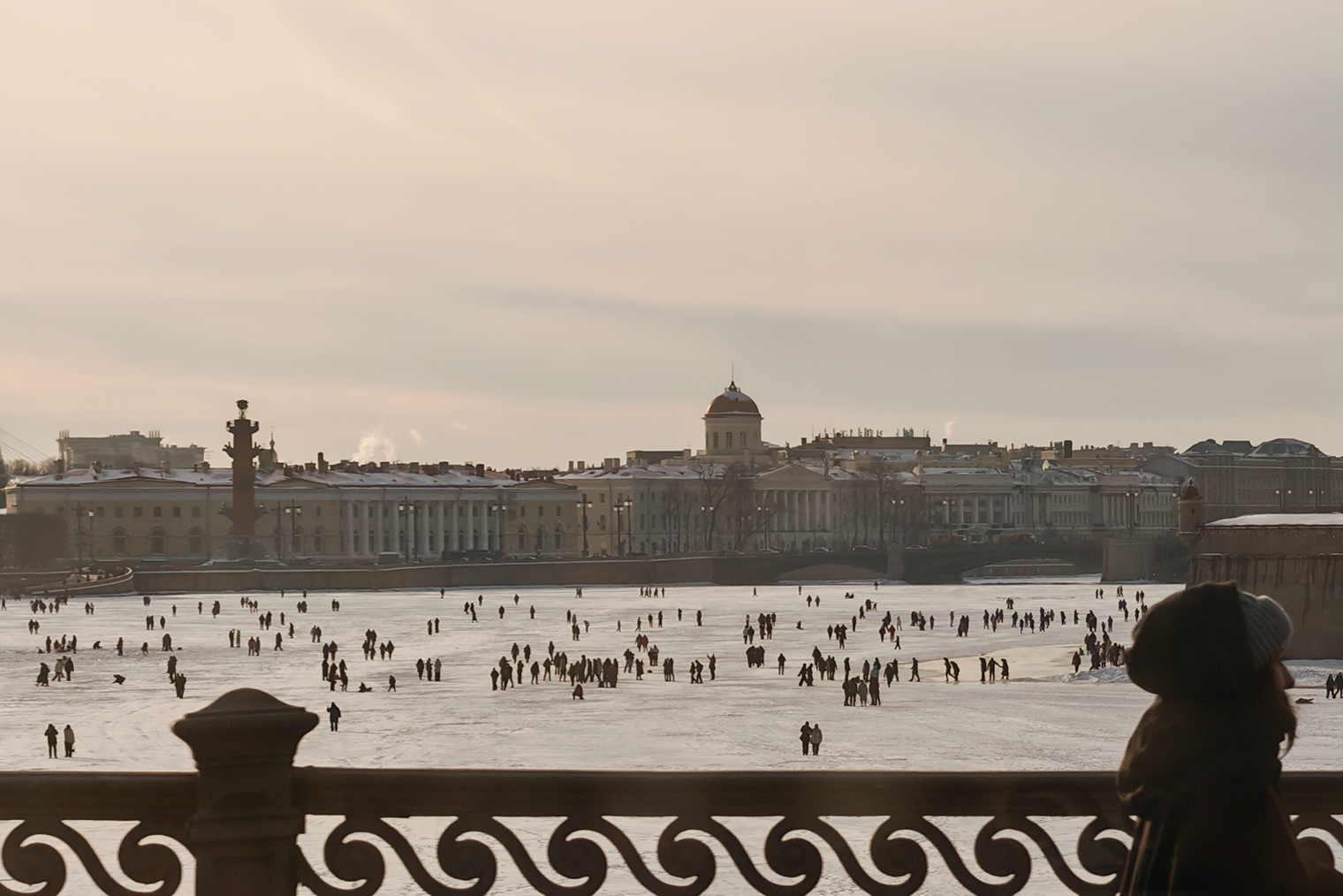 Толпы гуляющих на Неве