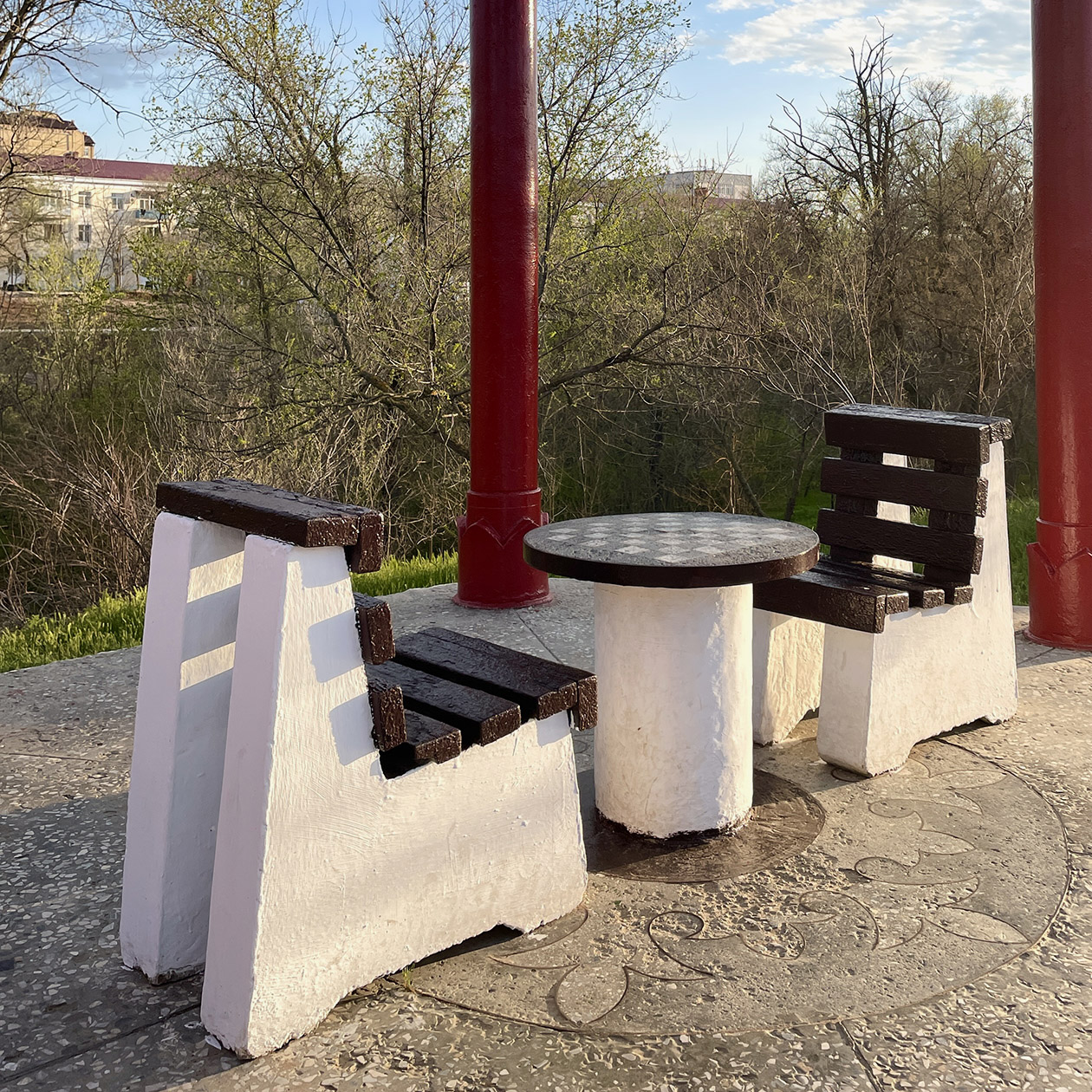 Стол для игры в шахматы. Это популярный вид спорта в Калмыкии — дальше расскажу об этом подробнее