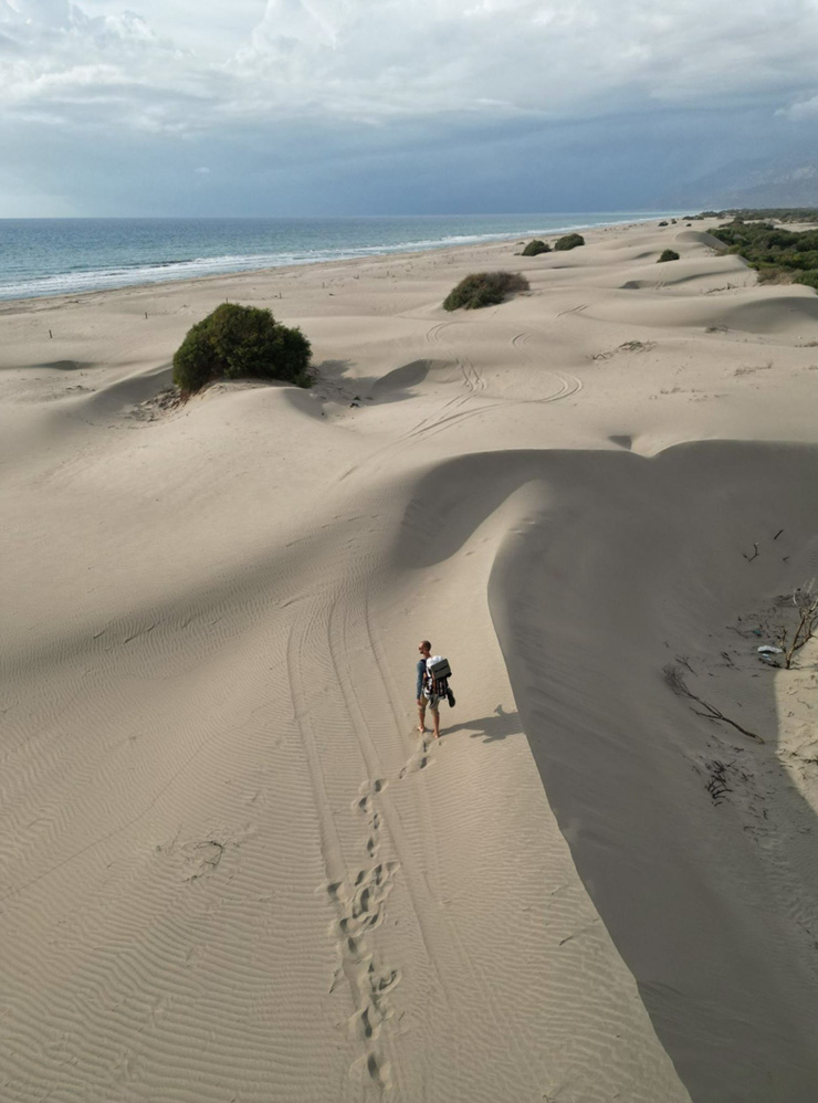 Человек кажется совсем маленьким на фоне дюн. Фотография: Владимир Лем