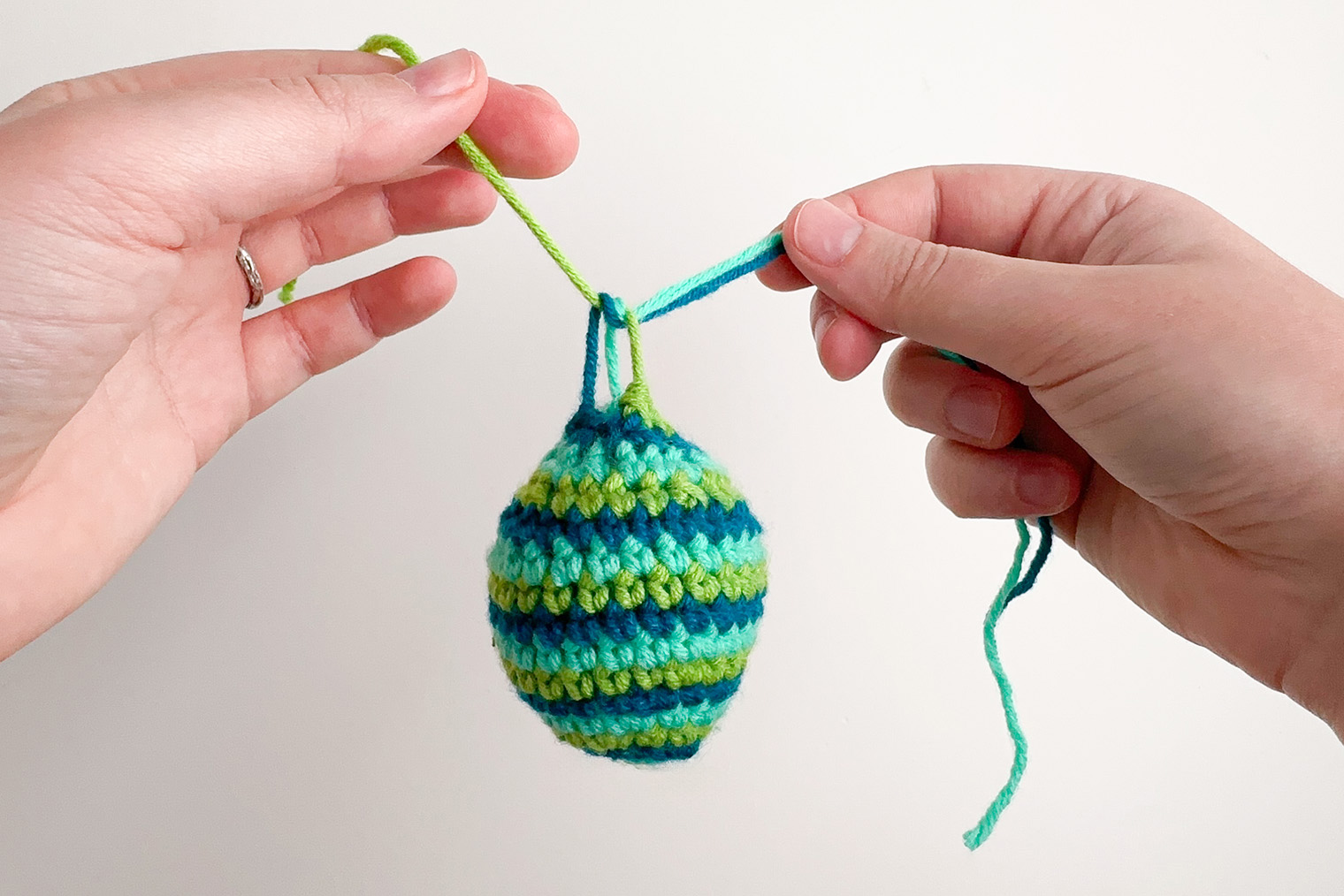 Завязываю нити, чтобы стянуть отверстие и закрепить вязание