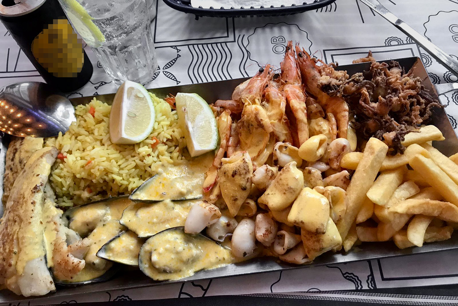 Мы обедали в Ocean Basket, когда были в Кейптауне. Брали сет «Блюдо на двоих», куда входили 12 креветок, кальмары, два куска рыбы, шесть мидий, рис и картошка фри