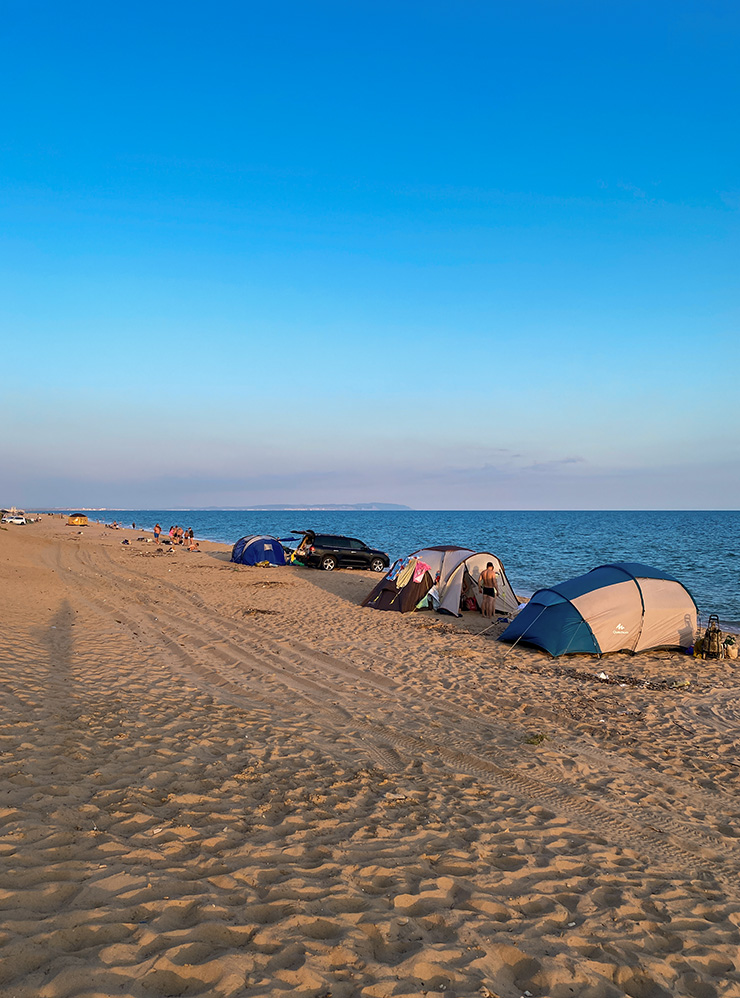 На Бугазской косе много людей останавливаются с палатками прямо возле воды