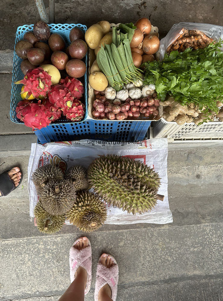 Лоток с небольшими дурианами — визитной карточкой Таиланда по части фруктов