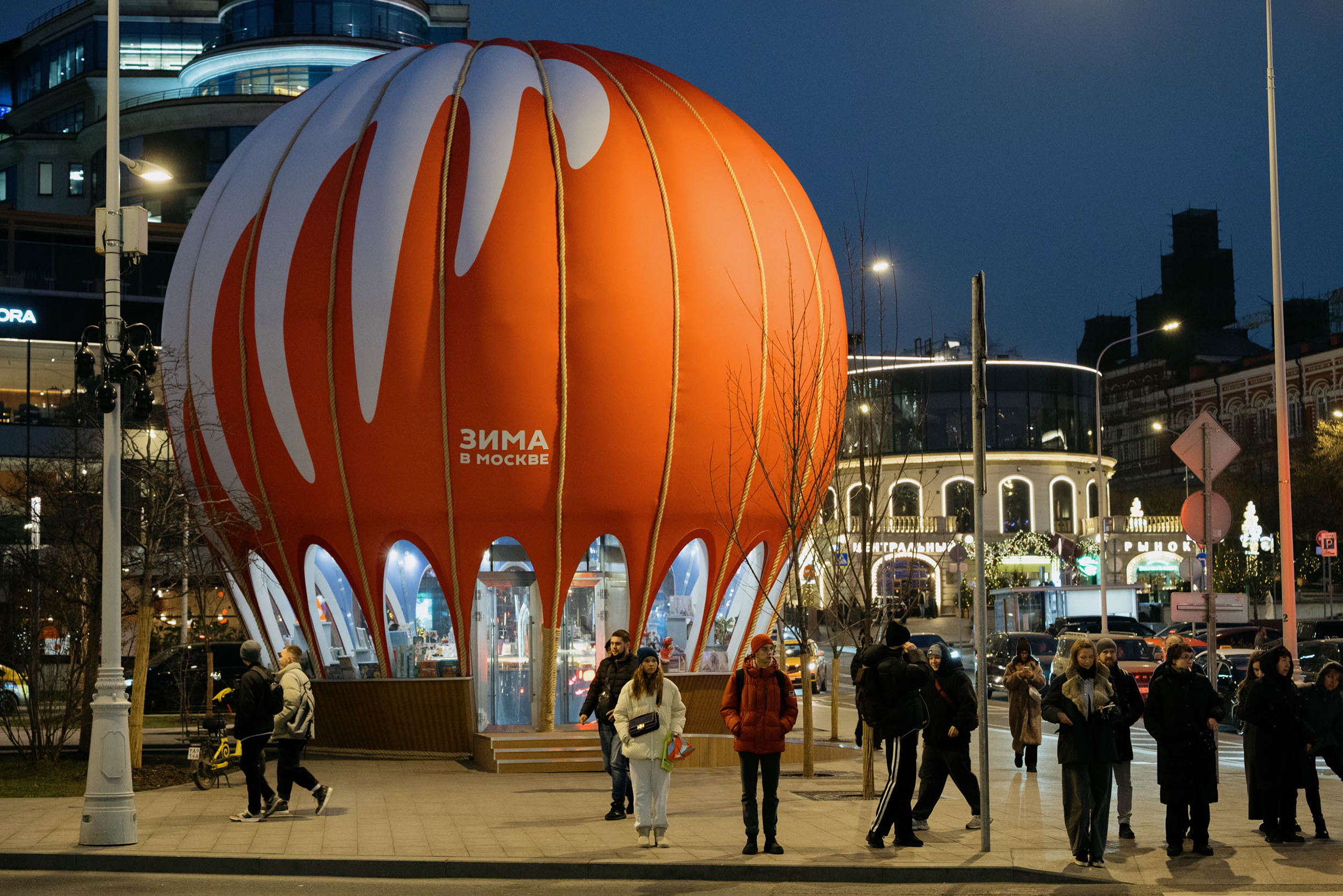 Яркий шар видно из любой точки Трубной площади