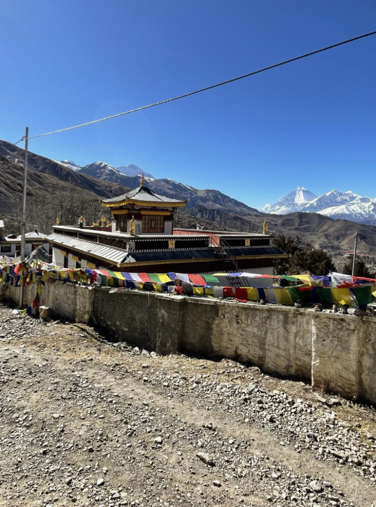 При спуске с перевала туристы проходят важный для буддистов и индуистов храм, он расположен на входе в деревню